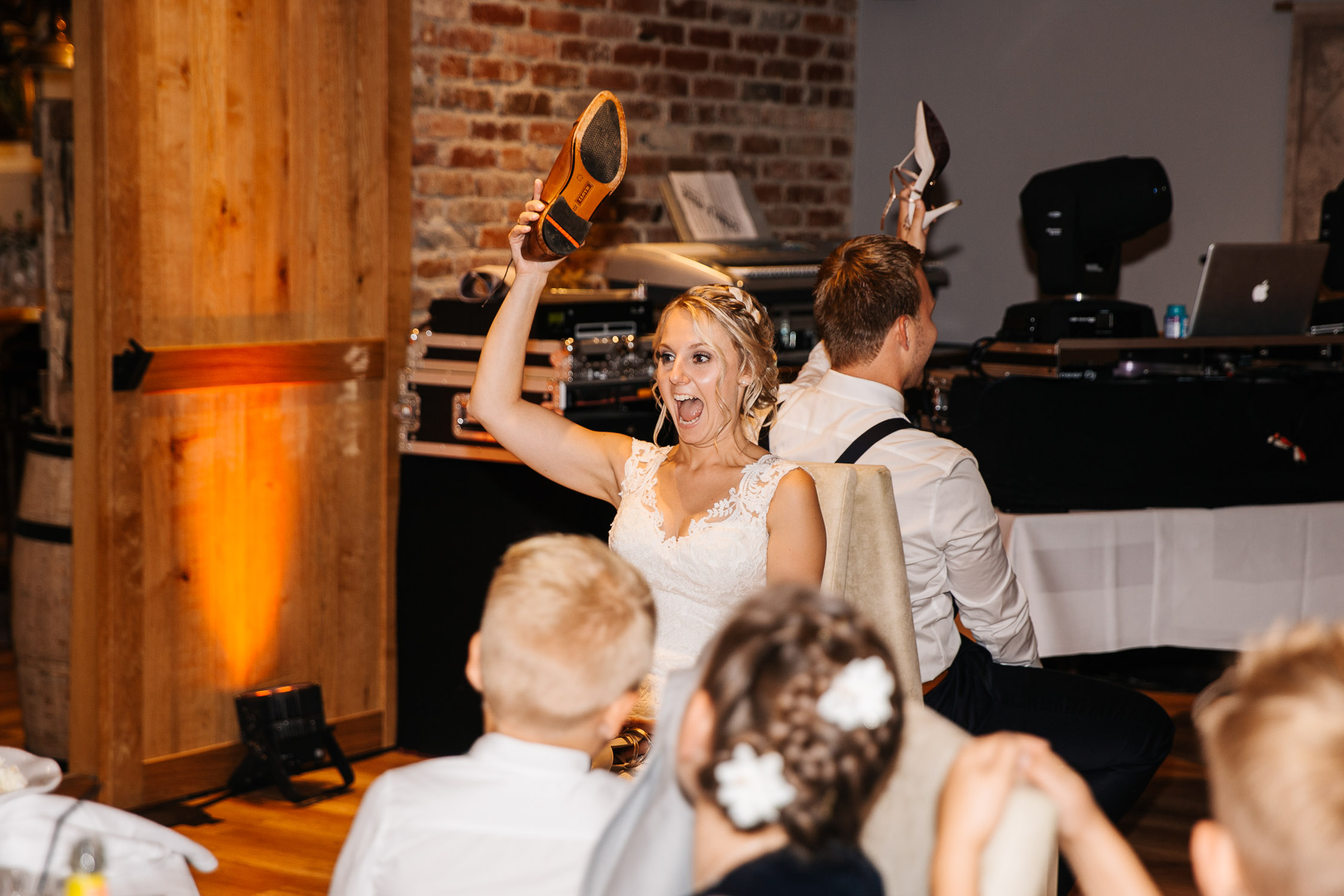 Nina-Buschenhofen-Reportage-Hochzeit-Hotel-Post-Wiehl-Köln-Fotografie-Scheune-Kirche-Vintage