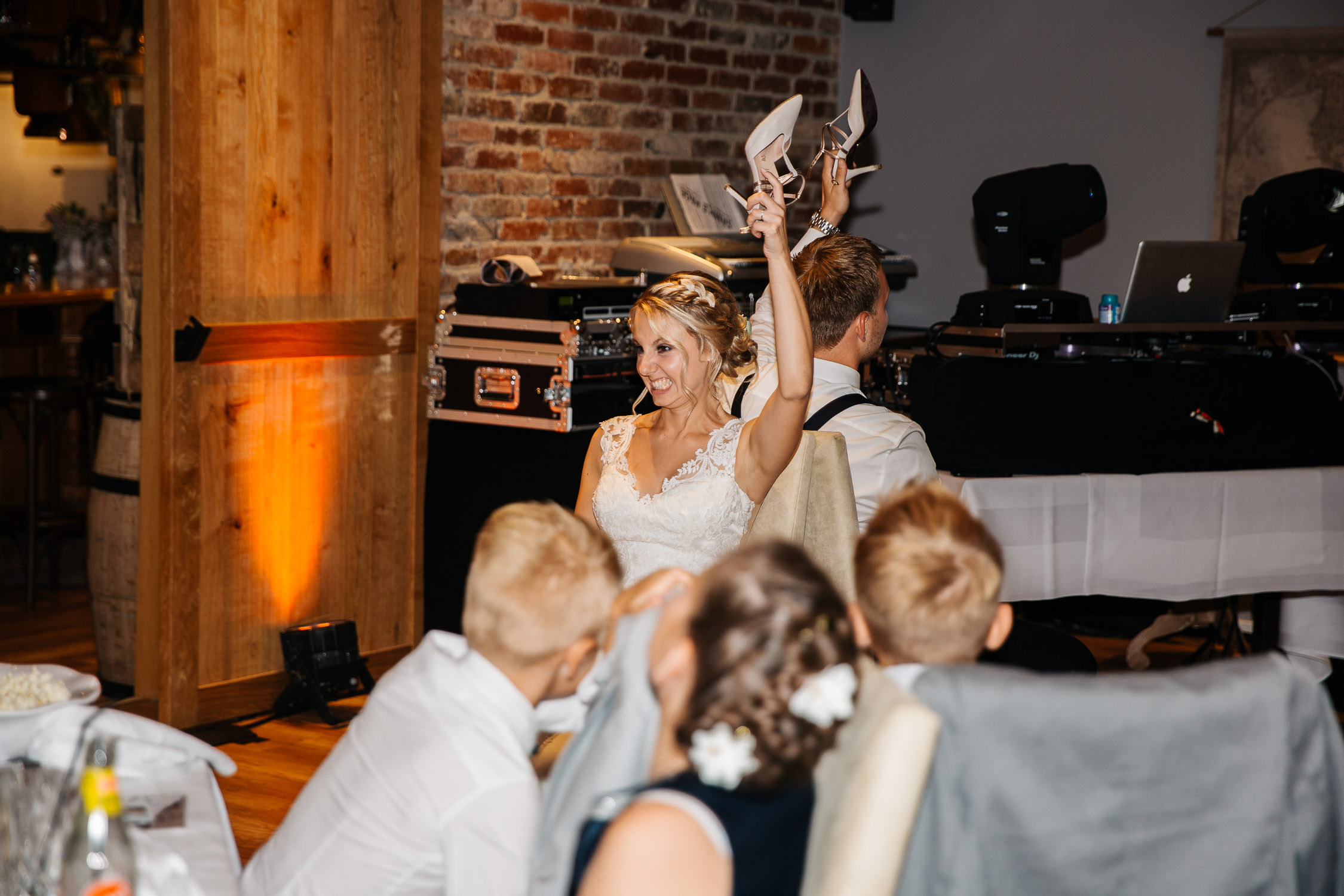Nina-Buschenhofen-Reportage-Hochzeit-Hotel-Post-Wiehl-Köln-Fotografie-Scheune-Kirche-Vintage