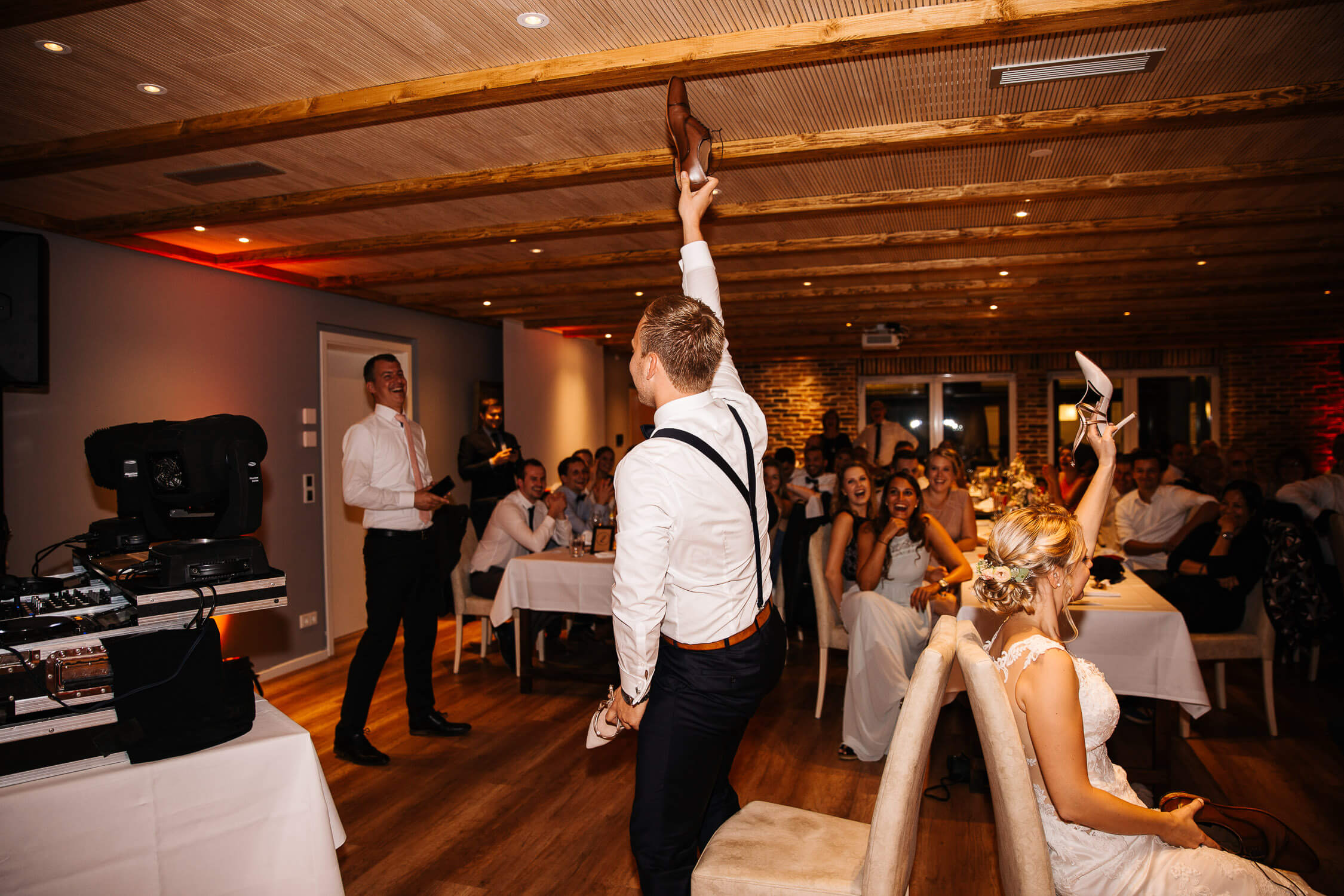 Nina-Buschenhofen-Reportage-Hochzeit-Hotel-Post-Wiehl-Köln-Fotografie-Scheune-Kirche-Vintage