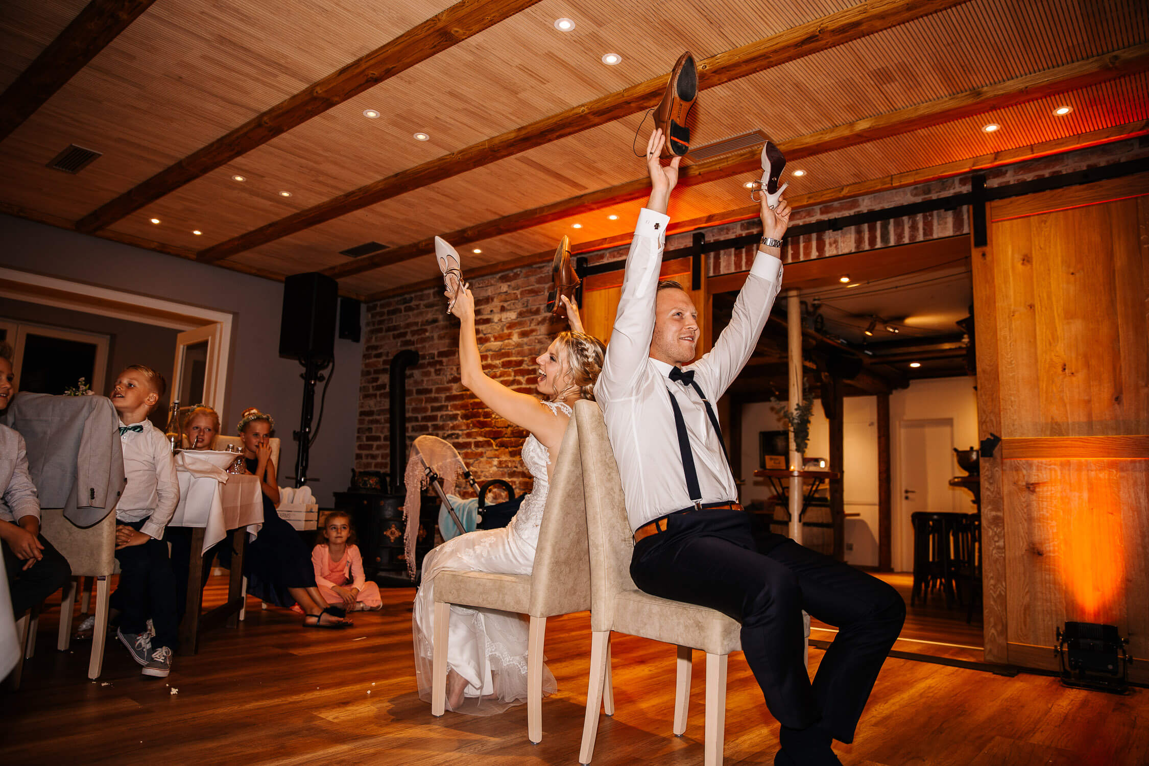 Nina-Buschenhofen-Reportage-Hochzeit-Hotel-Post-Wiehl-Köln-Fotografie-Scheune-Kirche-Vintage
