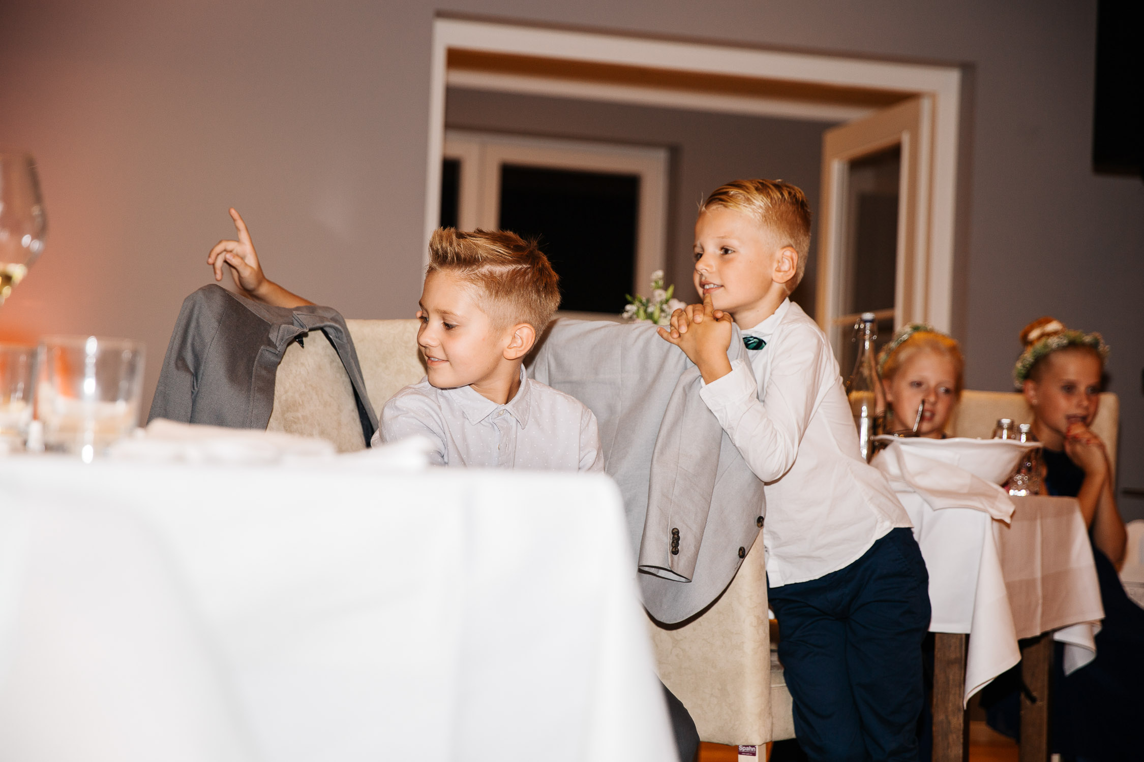 Nina-Buschenhofen-Reportage-Hochzeit-Hotel-Post-Wiehl-Köln-Fotografie-Scheune-Kirche-Vintage
