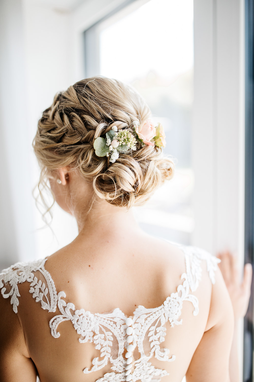 Nina-Buschenhofen-Reportage-Hochzeit-Hotel-Post-Wiehl-Köln-Fotografie-Scheune-Kirche-Vintage
