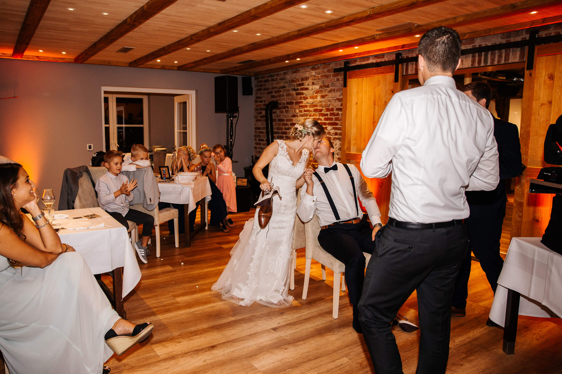 Nina-Buschenhofen-Reportage-Hochzeit-Hotel-Post-Wiehl-Köln-Fotografie-Scheune-Kirche-Vintage