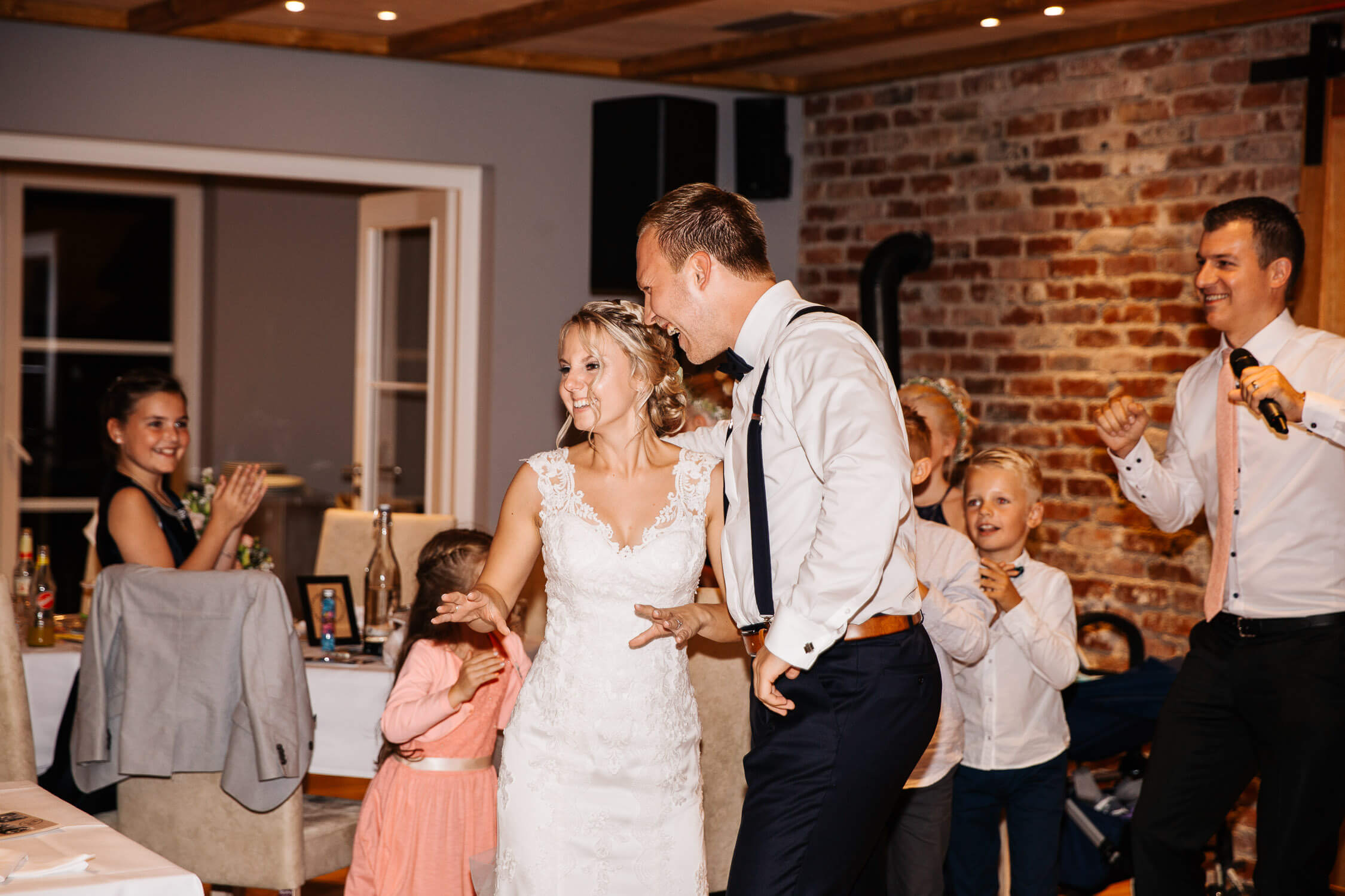 Nina-Buschenhofen-Reportage-Hochzeit-Hotel-Post-Wiehl-Köln-Fotografie-Scheune-Kirche-Vintage