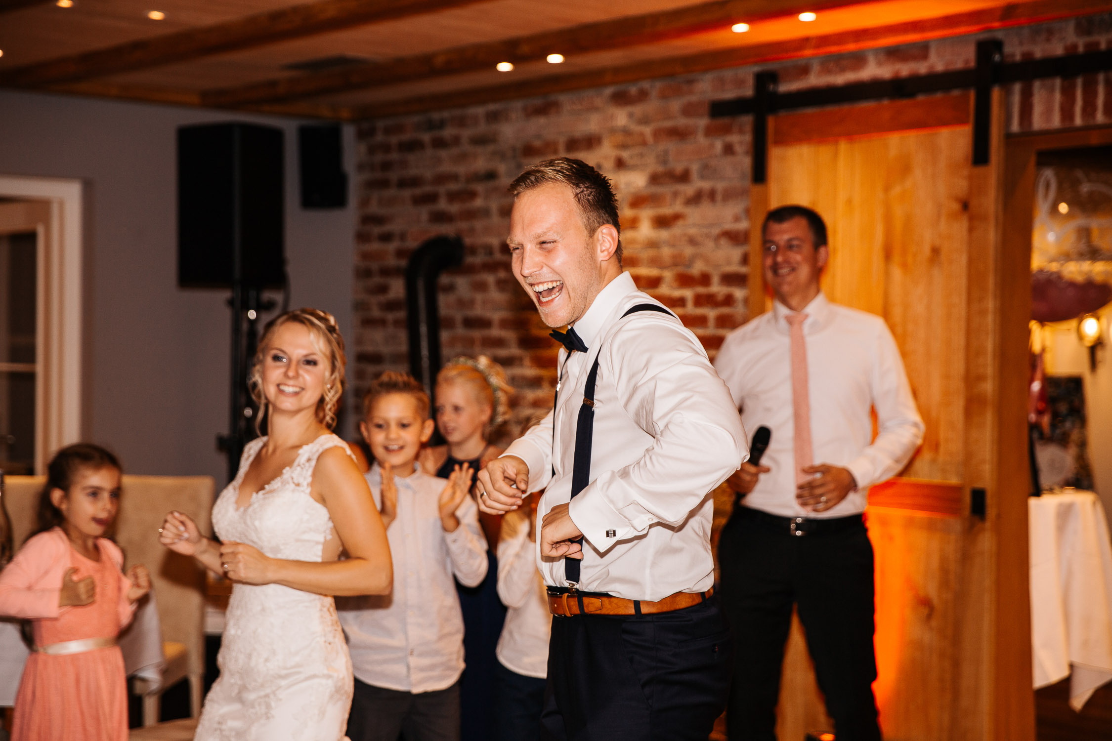 Nina-Buschenhofen-Reportage-Hochzeit-Hotel-Post-Wiehl-Köln-Fotografie-Scheune-Kirche-Vintage