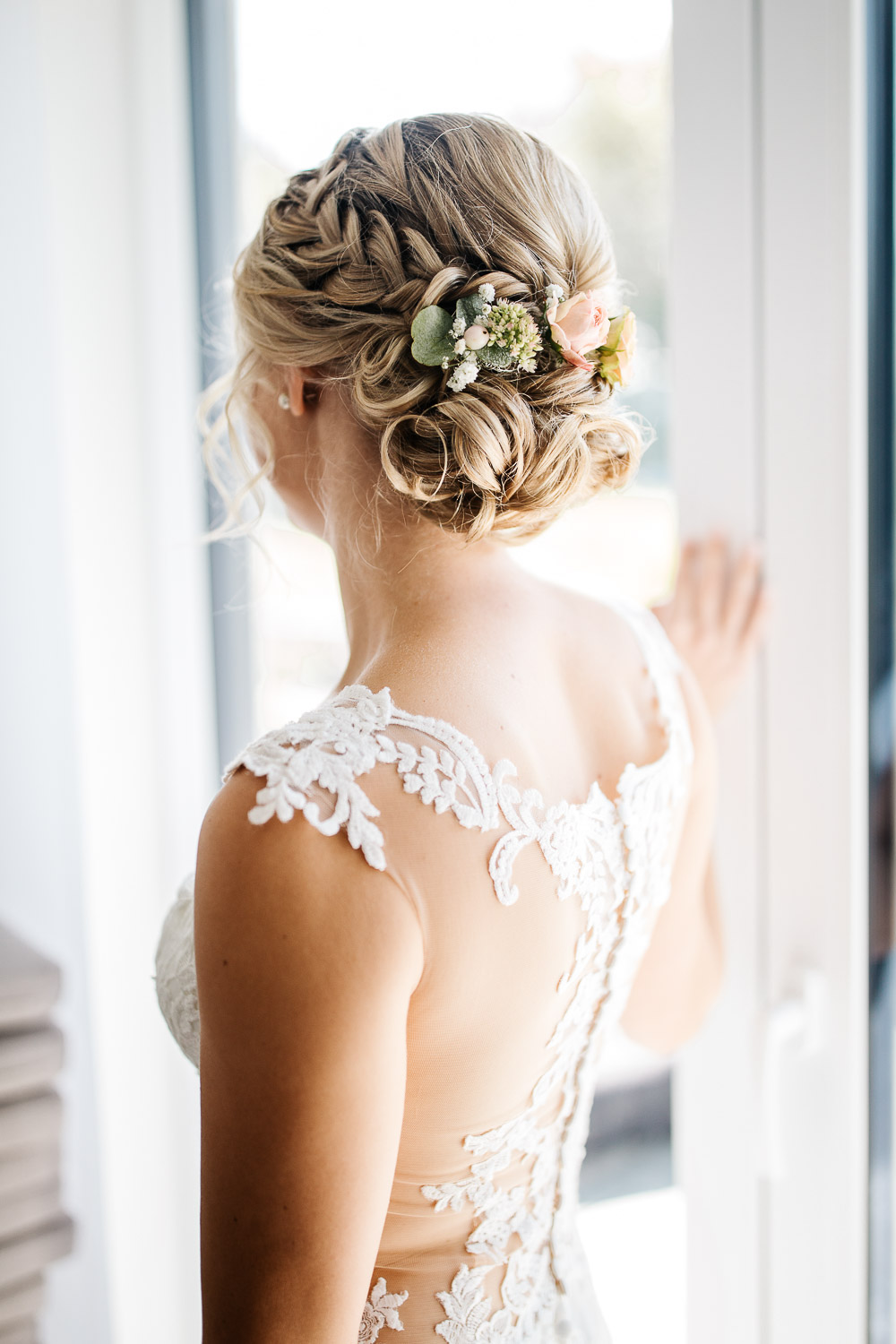 Nina-Buschenhofen-Reportage-Hochzeit-Hotel-Post-Wiehl-Köln-Fotografie-Scheune-Kirche-Vintage