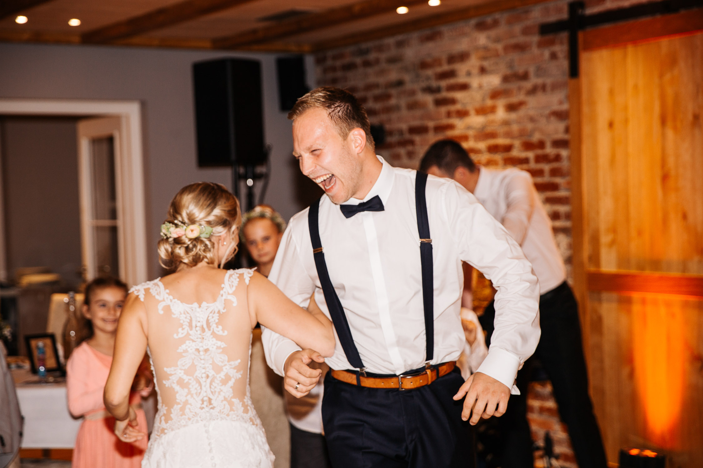 Nina-Buschenhofen-Reportage-Hochzeit-Hotel-Post-Wiehl-Köln-Fotografie-Scheune-Kirche-Vintage