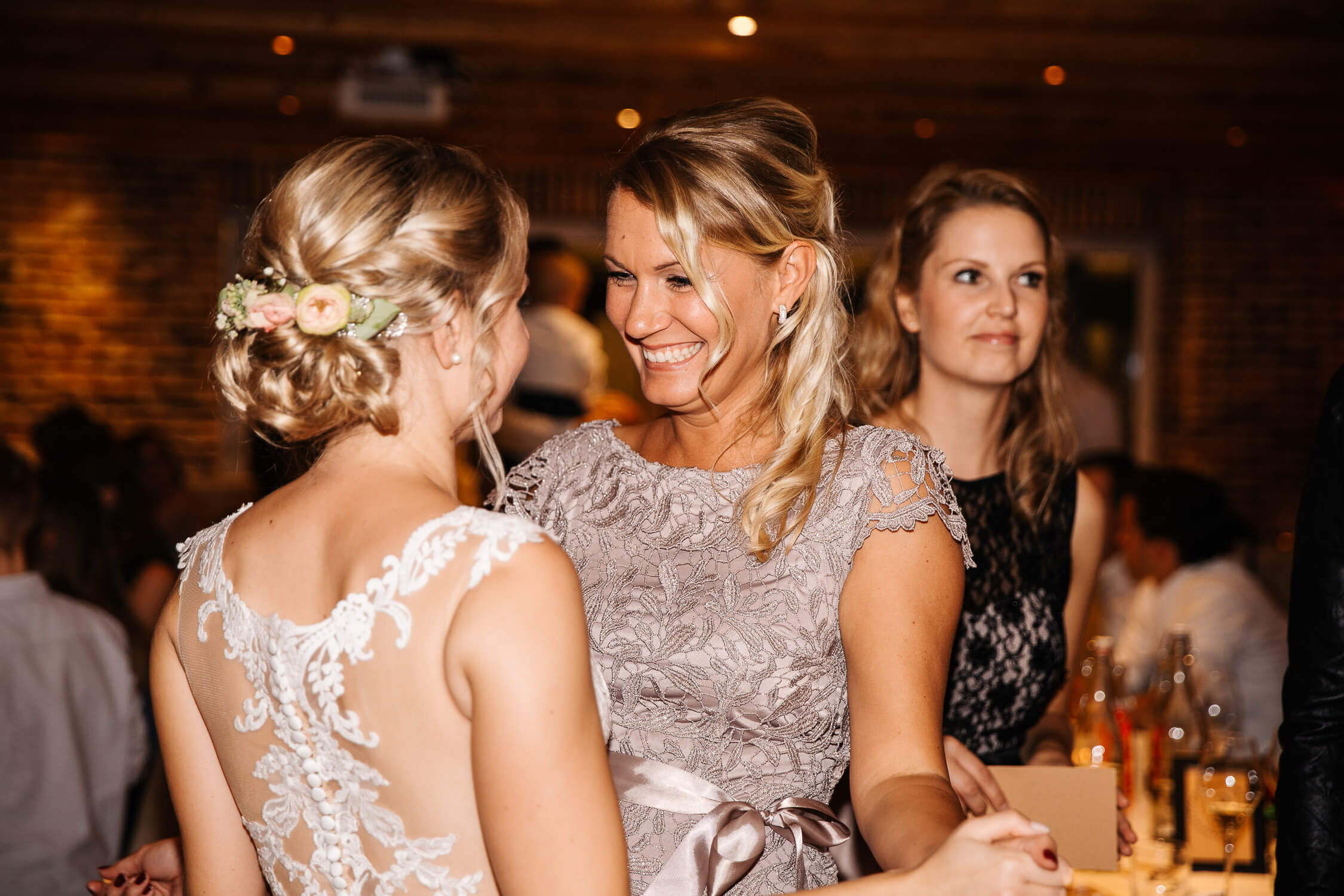Nina-Buschenhofen-Reportage-Hochzeit-Hotel-Post-Wiehl-Köln-Fotografie-Scheune-Kirche-Vintage