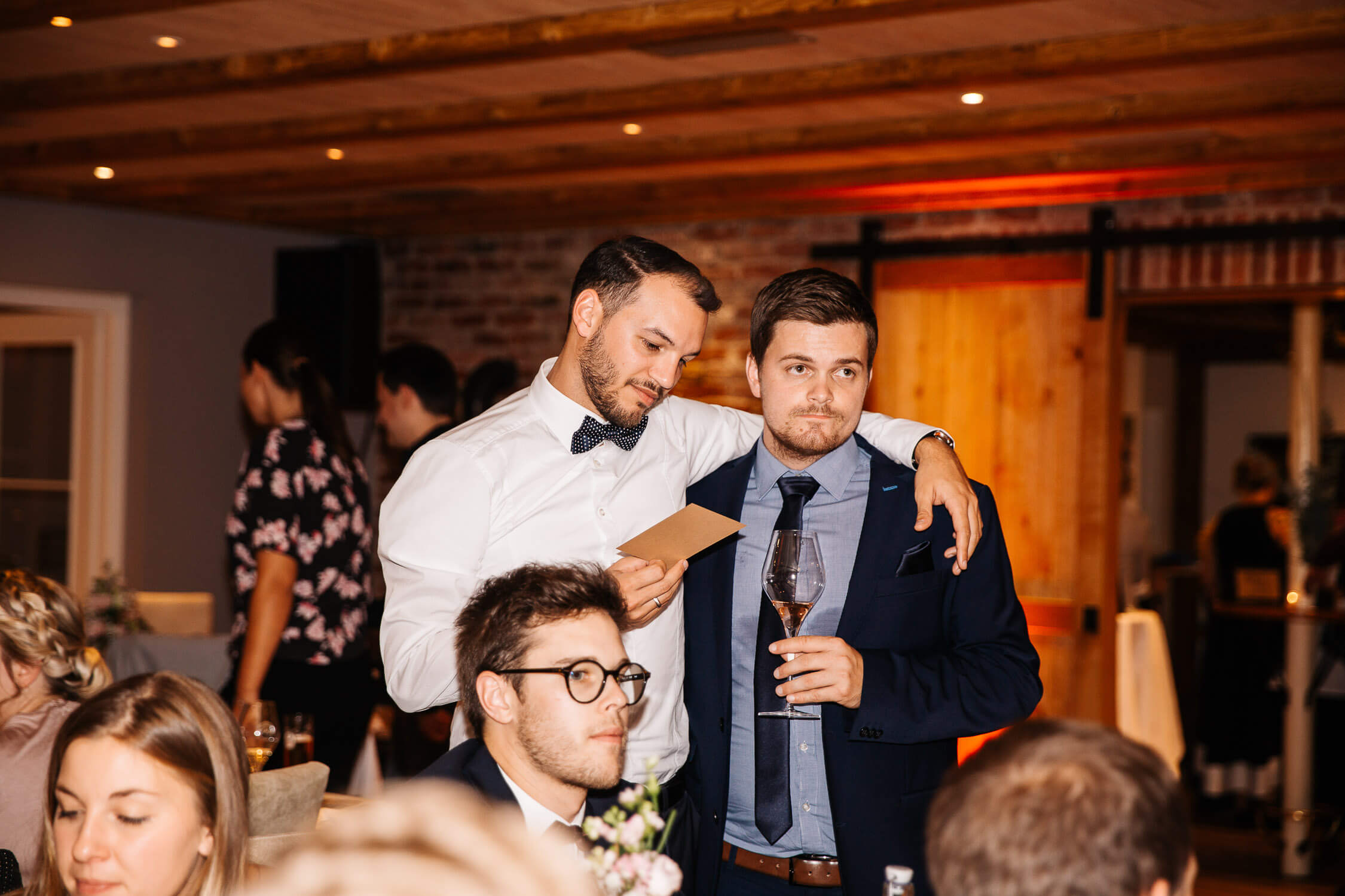 Nina-Buschenhofen-Reportage-Hochzeit-Hotel-Post-Wiehl-Köln-Fotografie-Scheune-Kirche-Vintage