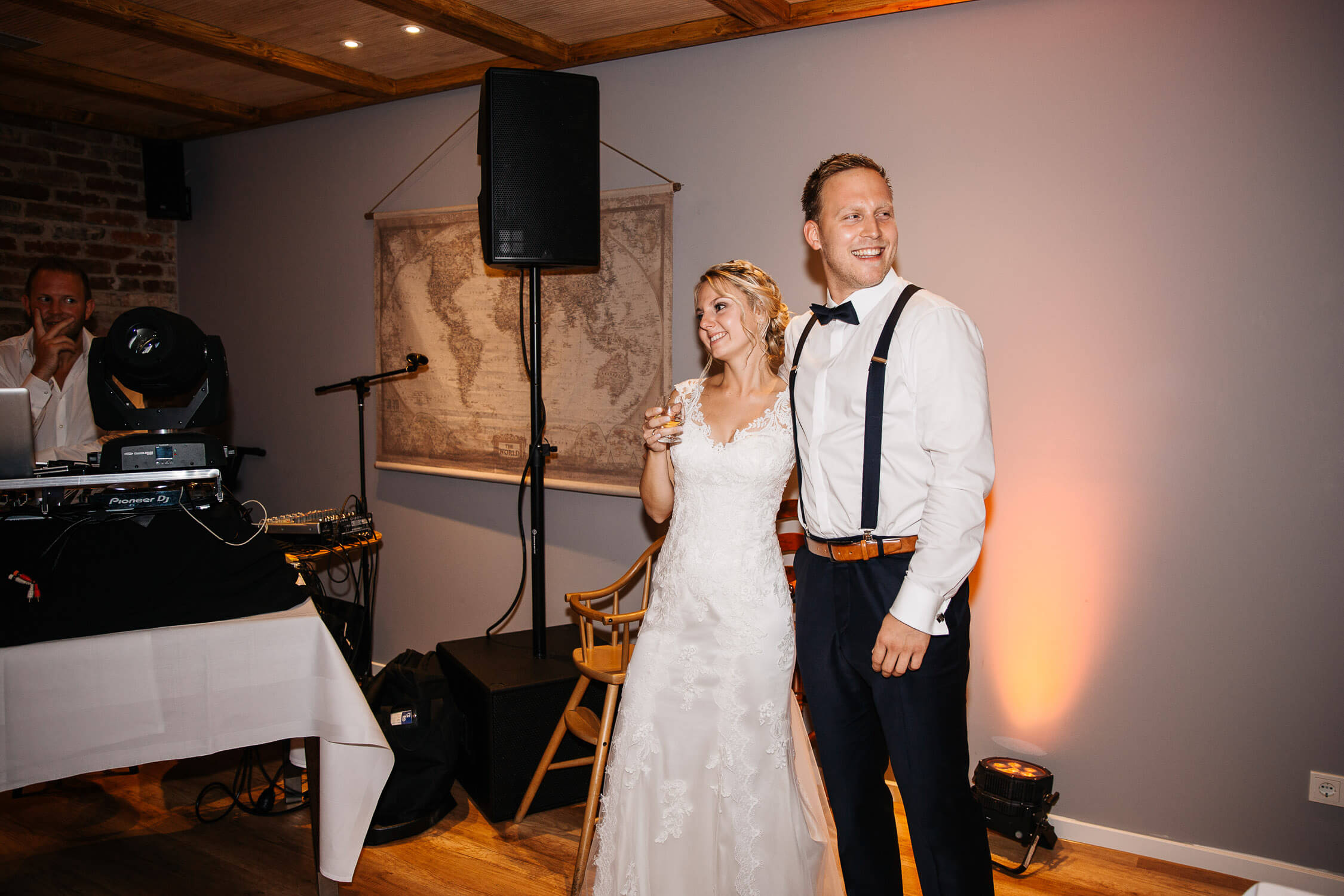 Nina-Buschenhofen-Reportage-Hochzeit-Hotel-Post-Wiehl-Köln-Fotografie-Scheune-Kirche-Vintage