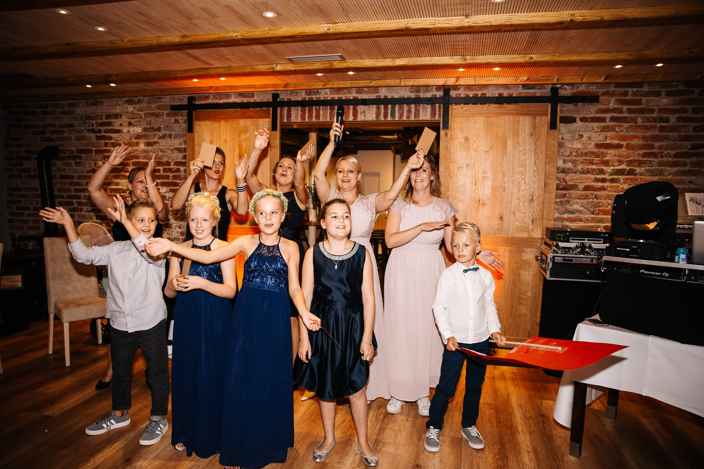 Nina-Buschenhofen-Reportage-Hochzeit-Hotel-Post-Wiehl-Köln-Fotografie-Scheune-Kirche-Vintage