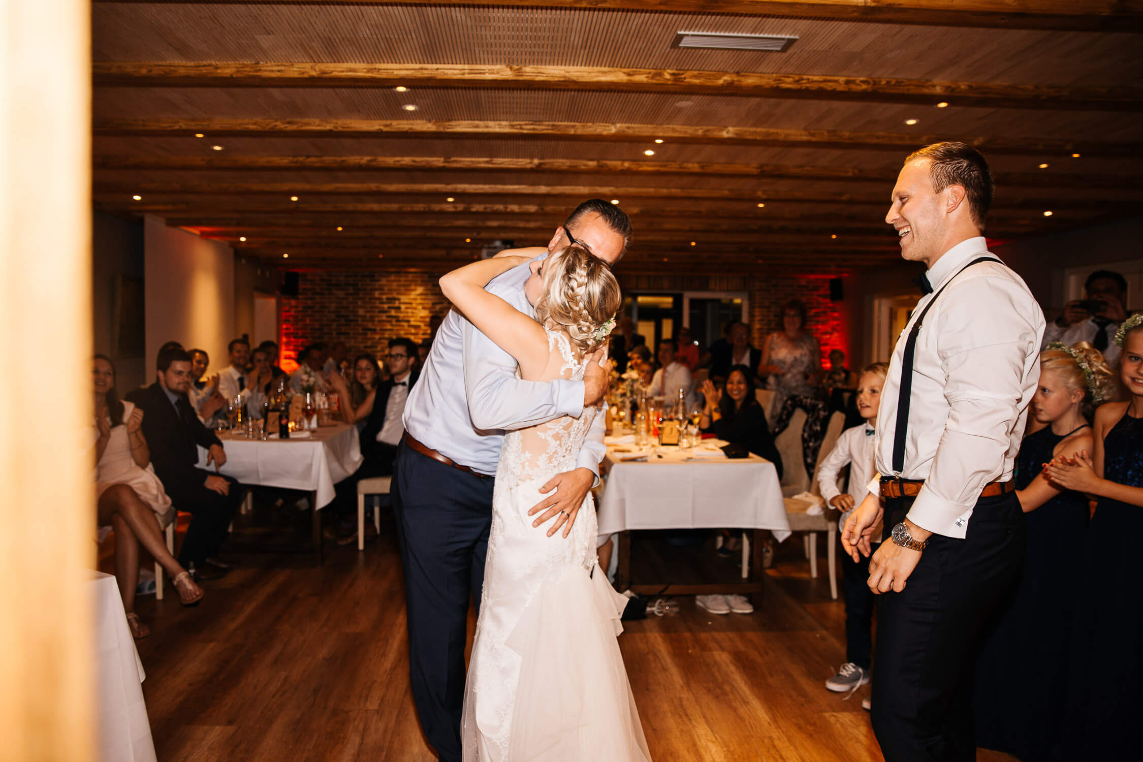 Nina-Buschenhofen-Reportage-Hochzeit-Hotel-Post-Wiehl-Köln-Fotografie-Scheune-Kirche-Vintage
