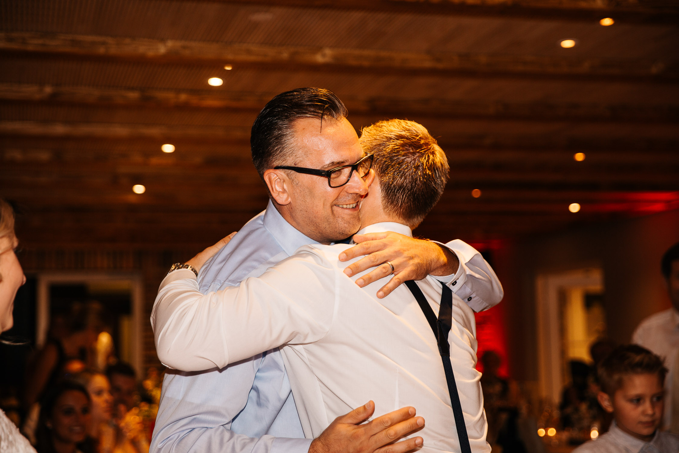 Nina-Buschenhofen-Reportage-Hochzeit-Hotel-Post-Wiehl-Köln-Fotografie-Scheune-Kirche-Vintage
