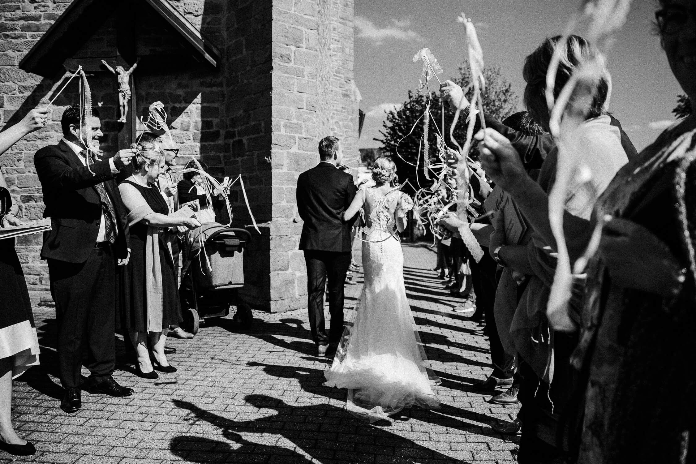 Nina-Buschenhofen-Reportage-Hochzeit-Hotel-Post-Wiehl-Köln-Fotografie-Scheune-Kirche-Vintage