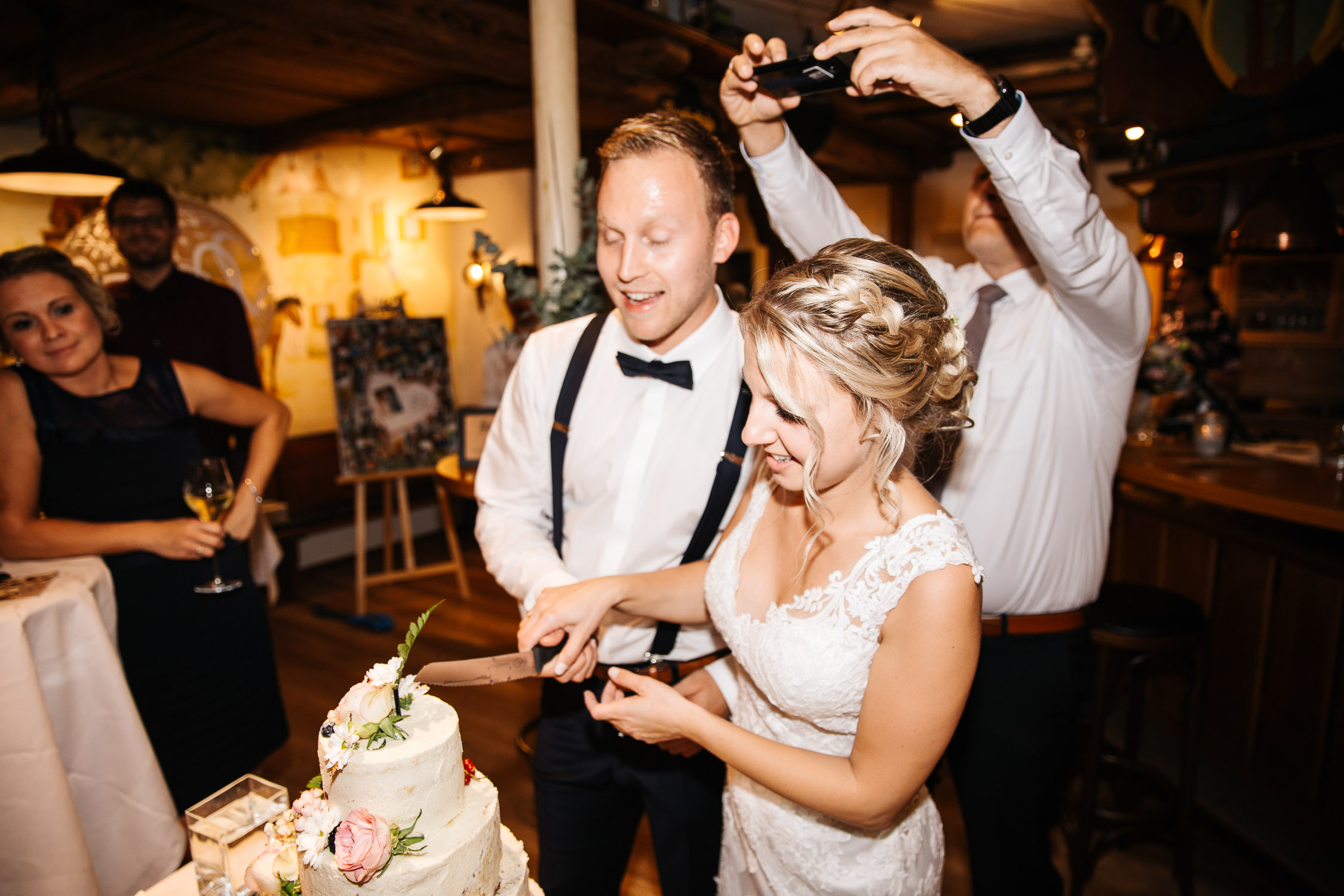 Nina-Buschenhofen-Reportage-Hochzeit-Hotel-Post-Wiehl-Köln-Fotografie-Scheune-Kirche-Vintage