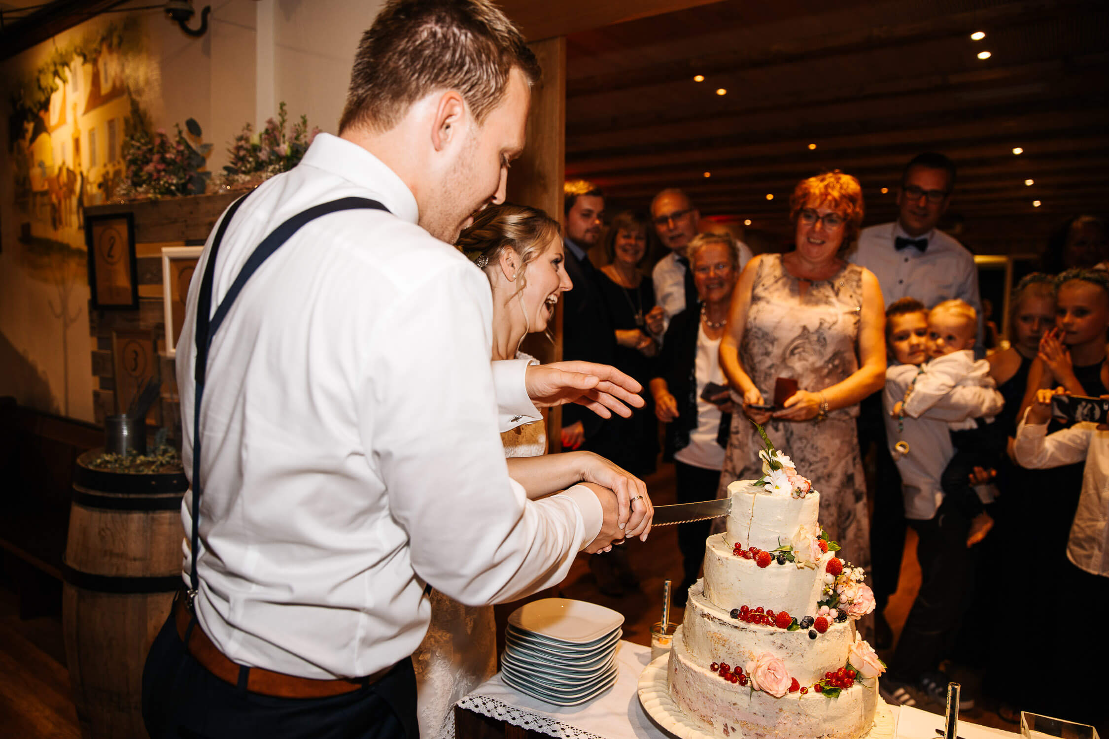 Nina-Buschenhofen-Reportage-Hochzeit-Hotel-Post-Wiehl-Köln-Fotografie-Scheune-Kirche-Vintage
