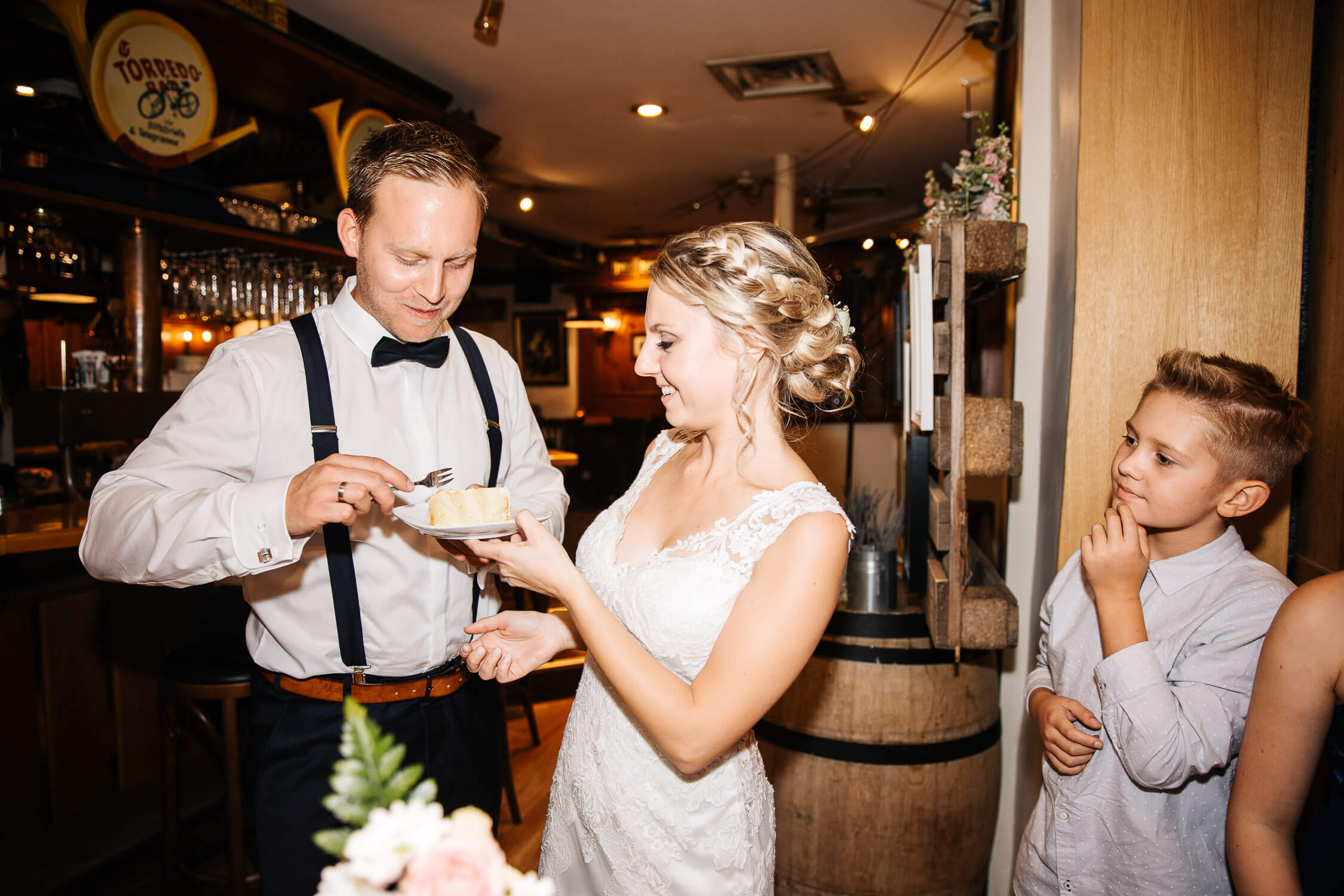 Nina-Buschenhofen-Reportage-Hochzeit-Hotel-Post-Wiehl-Köln-Fotografie-Scheune-Kirche-Vintage