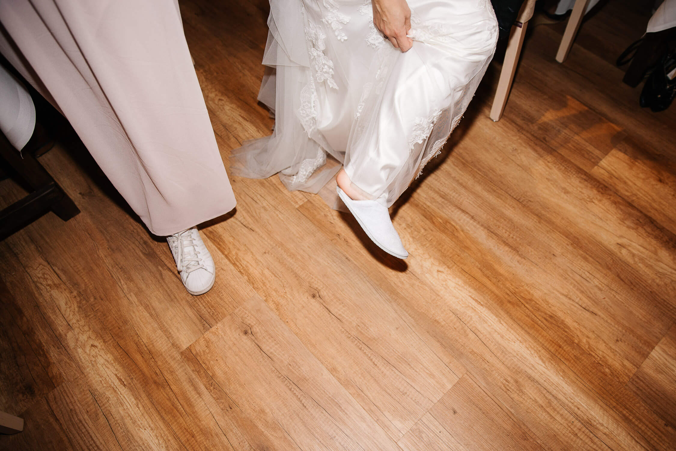 Nina-Buschenhofen-Reportage-Hochzeit-Hotel-Post-Wiehl-Köln-Fotografie-Scheune-Kirche-Vintage