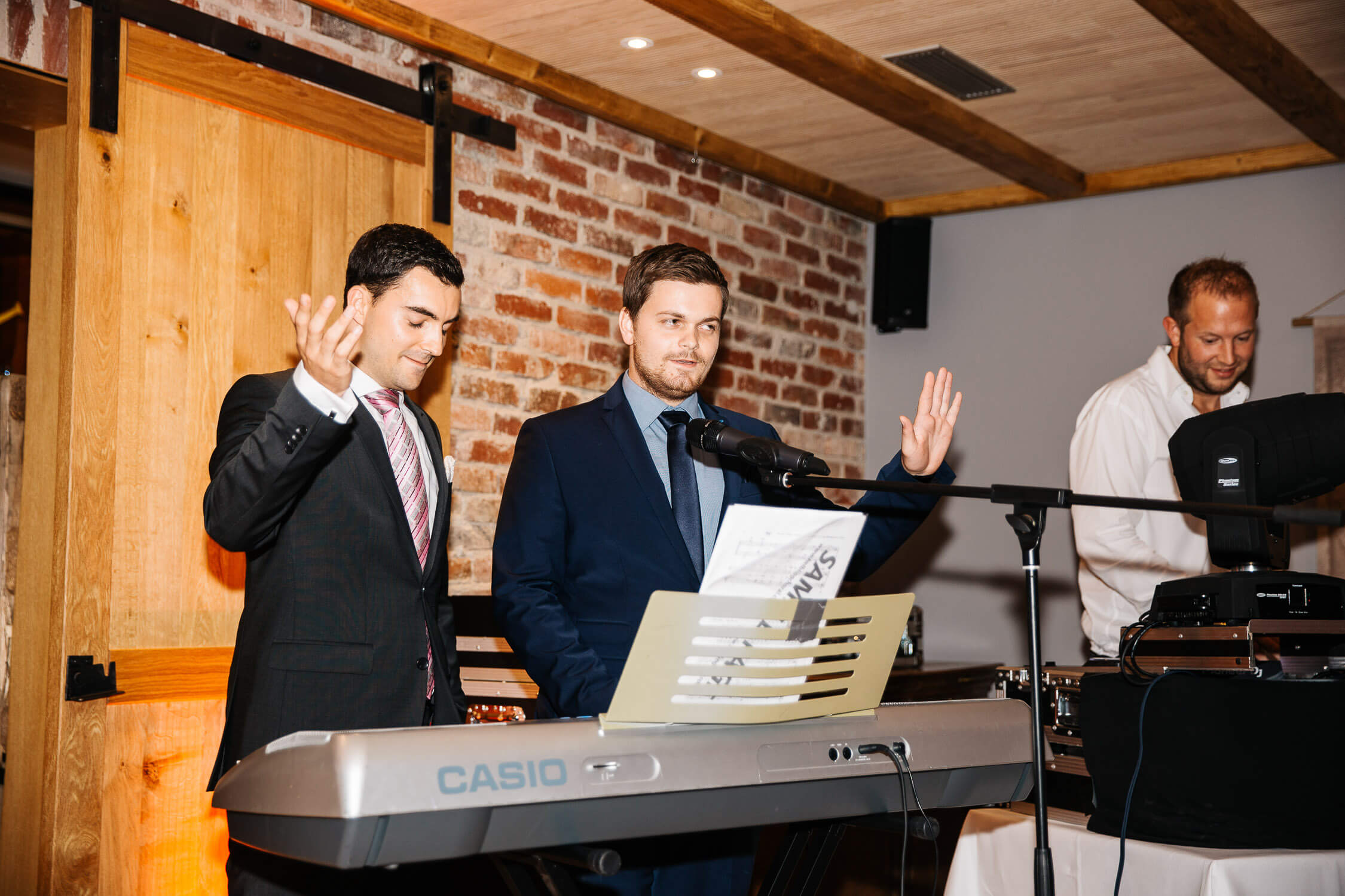 Nina-Buschenhofen-Reportage-Hochzeit-Hotel-Post-Wiehl-Köln-Fotografie-Scheune-Kirche-Vintage