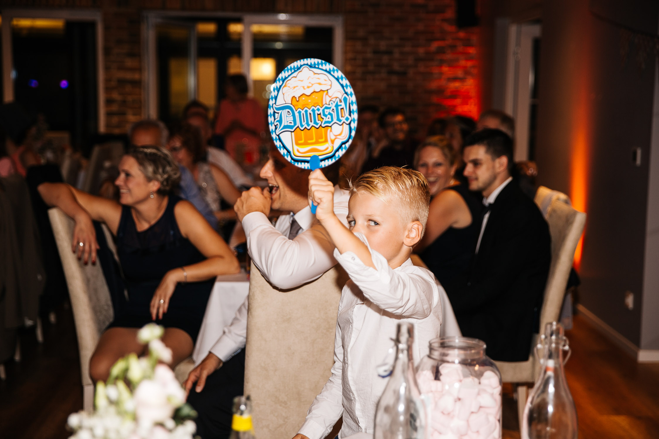 Nina-Buschenhofen-Reportage-Hochzeit-Hotel-Post-Wiehl-Köln-Fotografie-Scheune-Kirche-Vintage