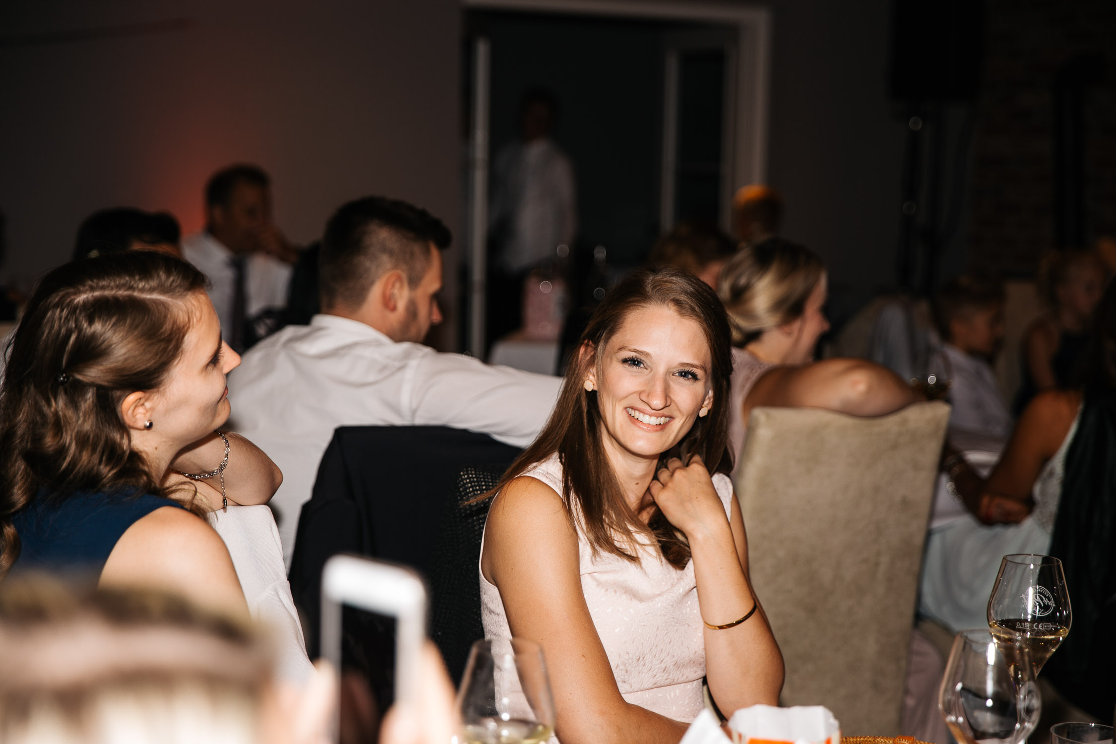 Nina-Buschenhofen-Reportage-Hochzeit-Hotel-Post-Wiehl-Köln-Fotografie-Scheune-Kirche-Vintage