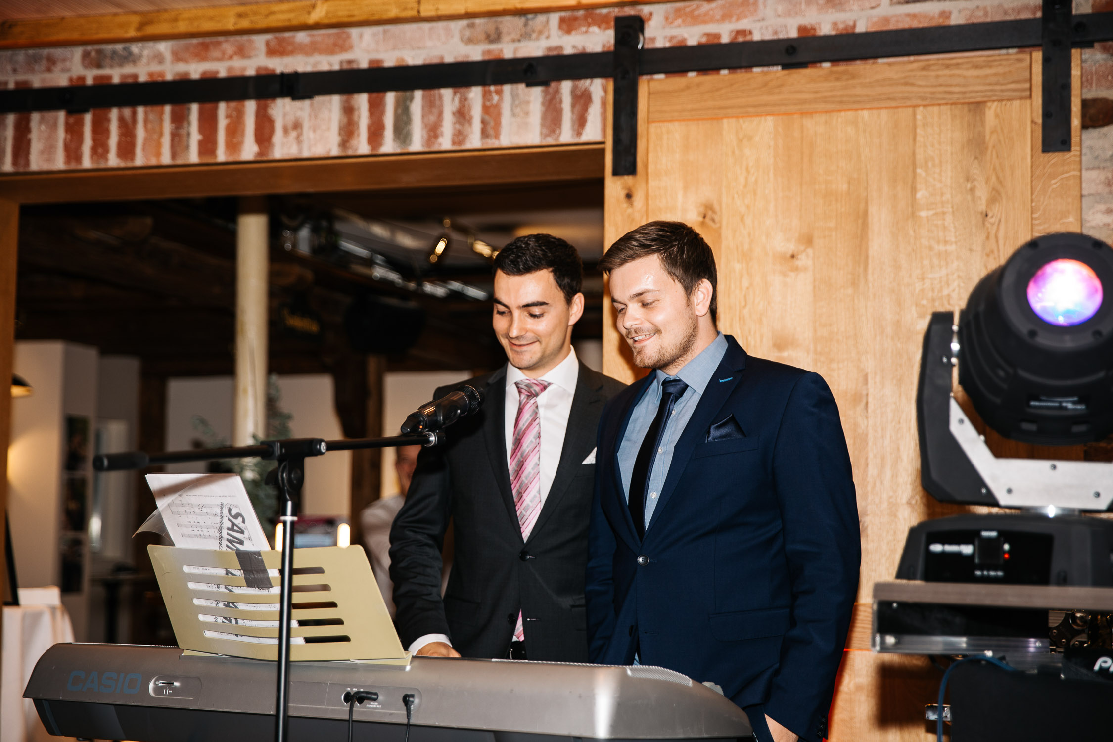 Nina-Buschenhofen-Reportage-Hochzeit-Hotel-Post-Wiehl-Köln-Fotografie-Scheune-Kirche-Vintage