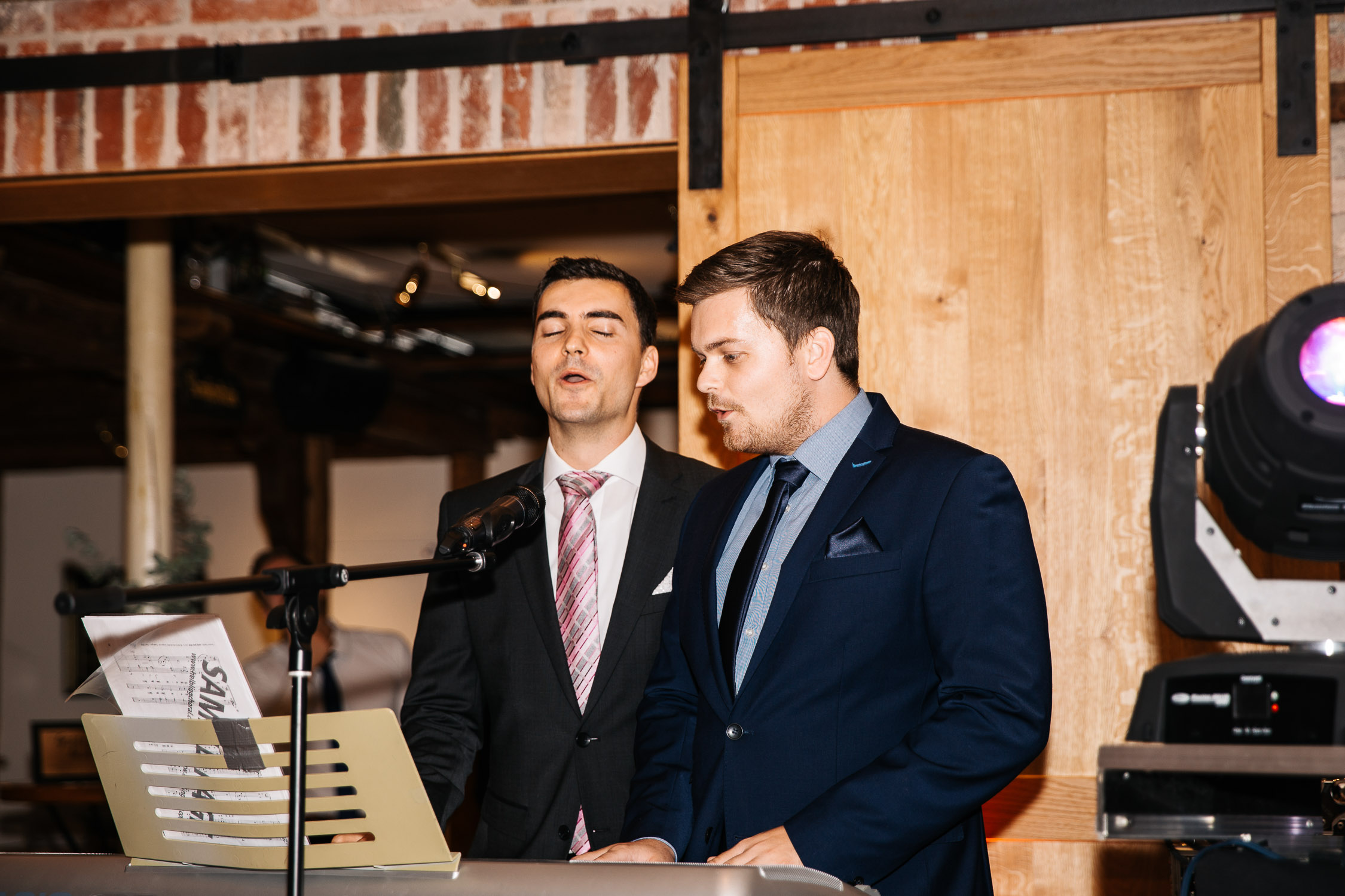 Nina-Buschenhofen-Reportage-Hochzeit-Hotel-Post-Wiehl-Köln-Fotografie-Scheune-Kirche-Vintage