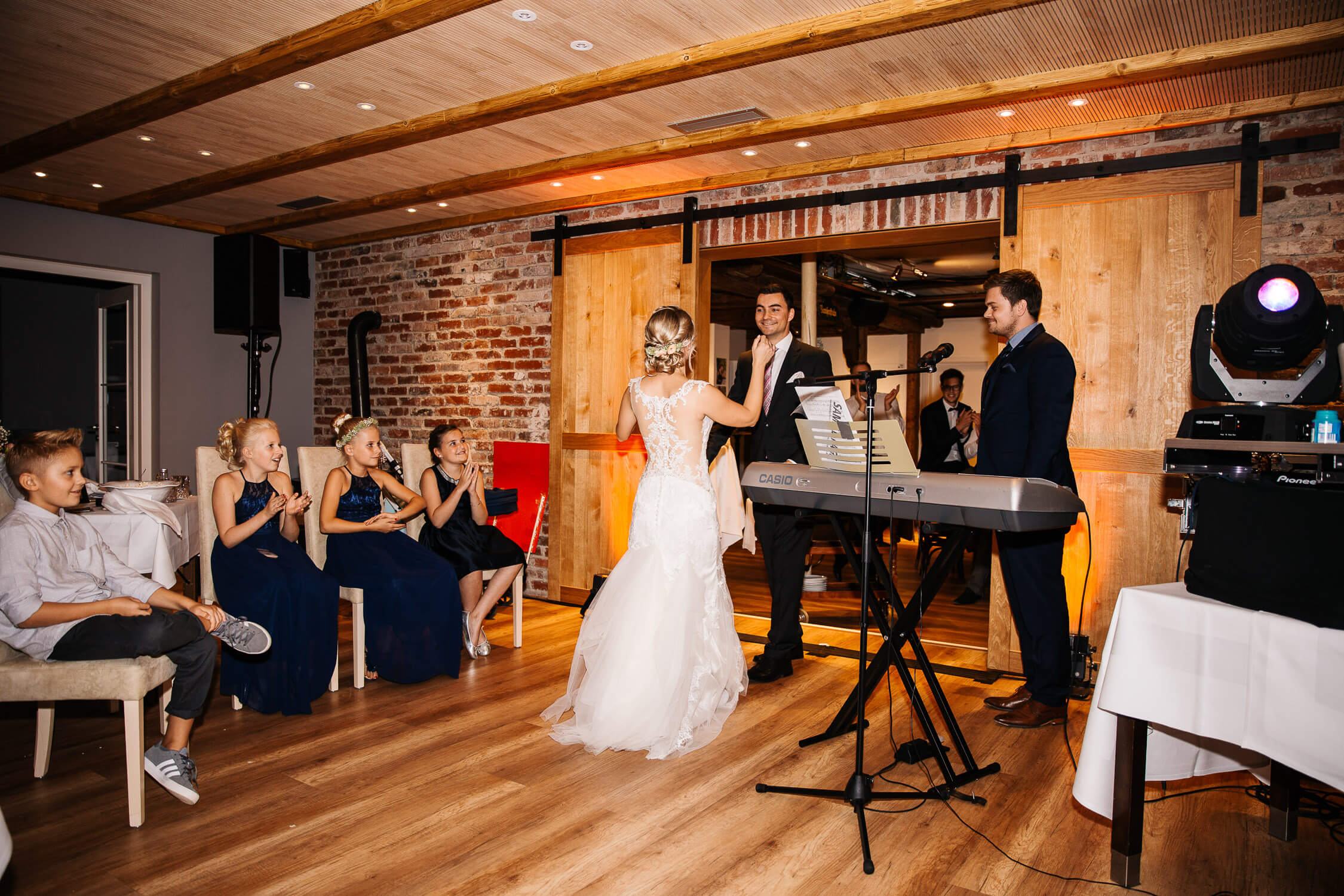 Nina-Buschenhofen-Reportage-Hochzeit-Hotel-Post-Wiehl-Köln-Fotografie-Scheune-Kirche-Vintage