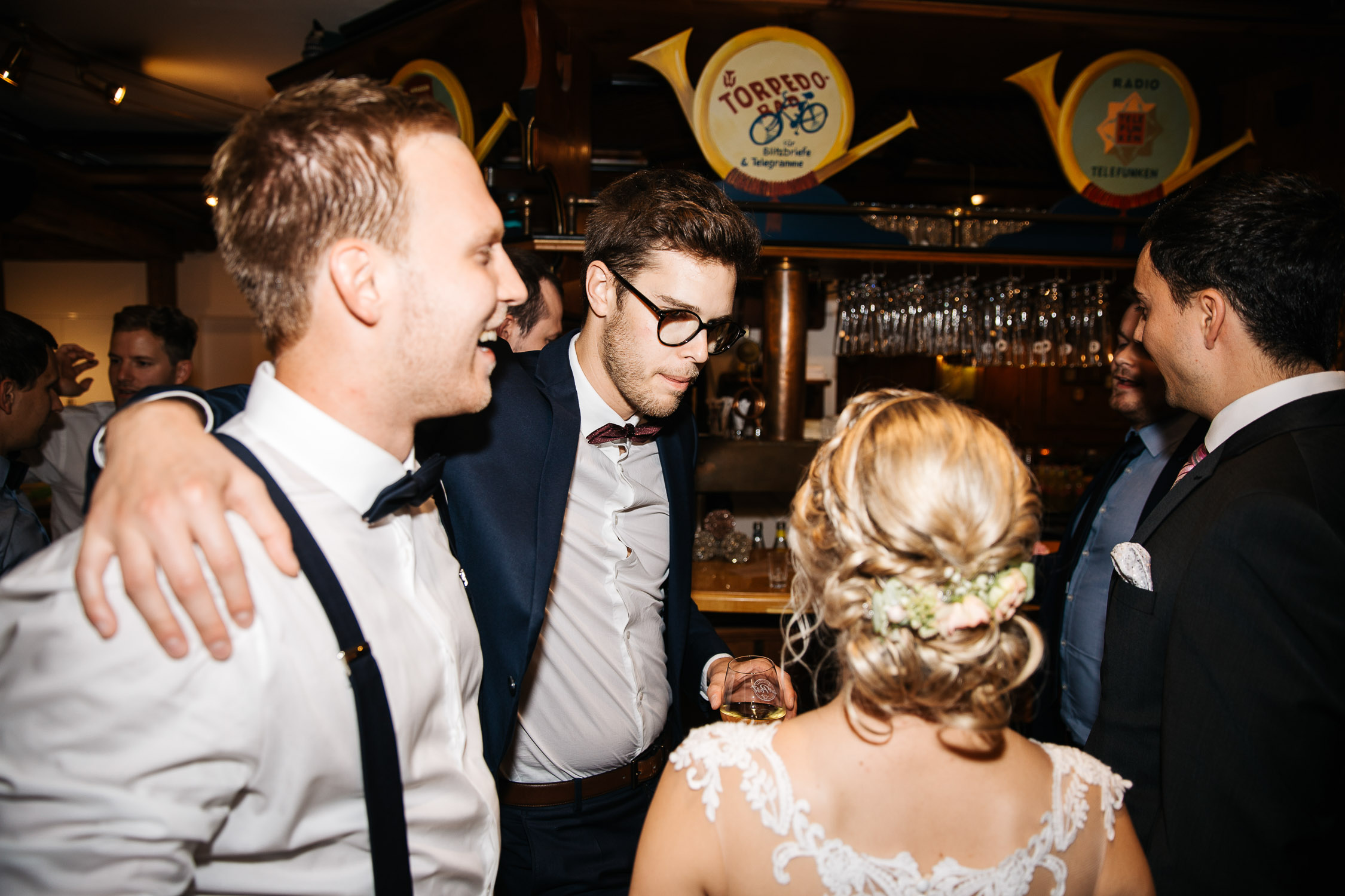 Nina-Buschenhofen-Reportage-Hochzeit-Hotel-Post-Wiehl-Köln-Fotografie-Scheune-Kirche-Vintage