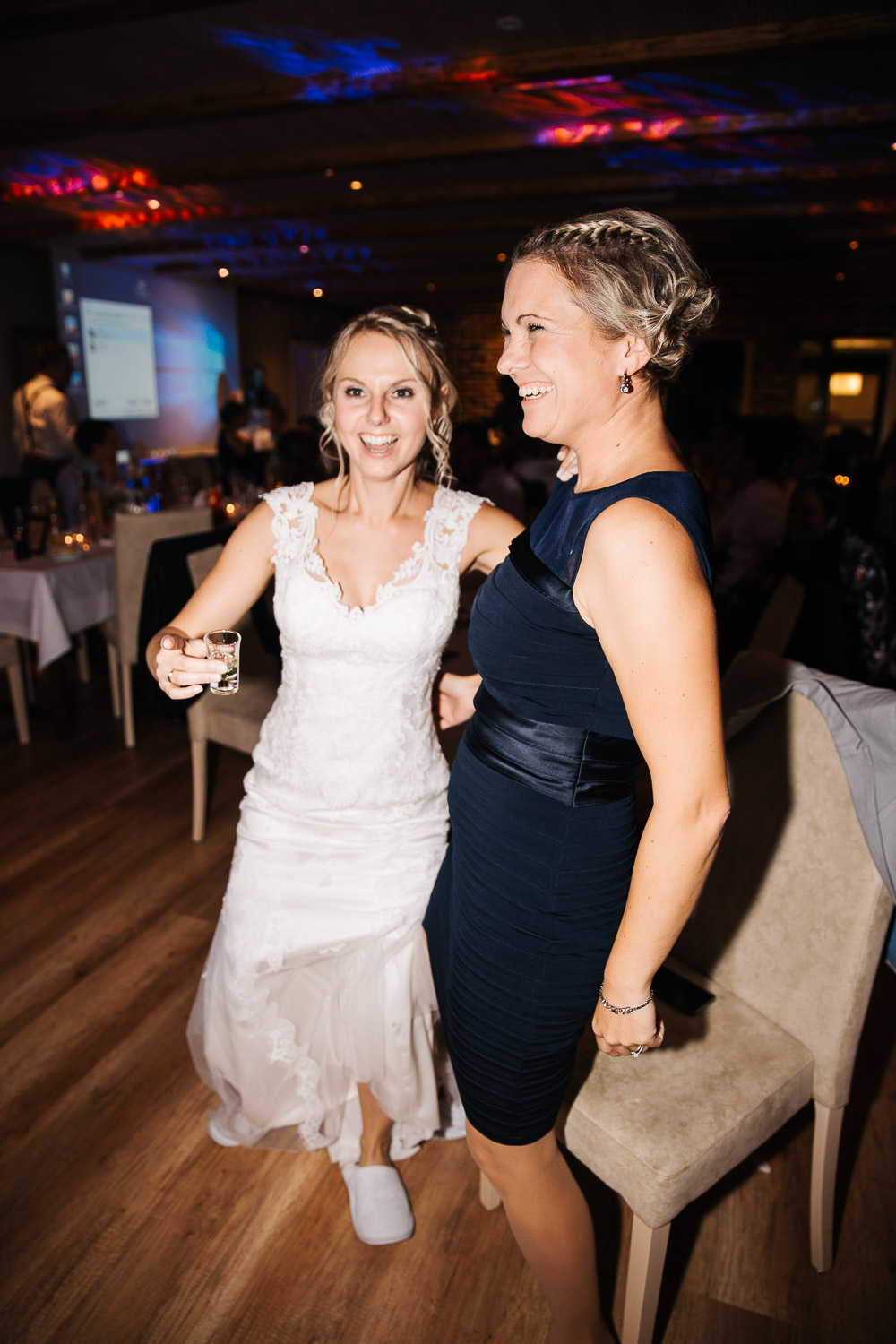 Nina-Buschenhofen-Reportage-Hochzeit-Hotel-Post-Wiehl-Köln-Fotografie-Scheune-Kirche-Vintage