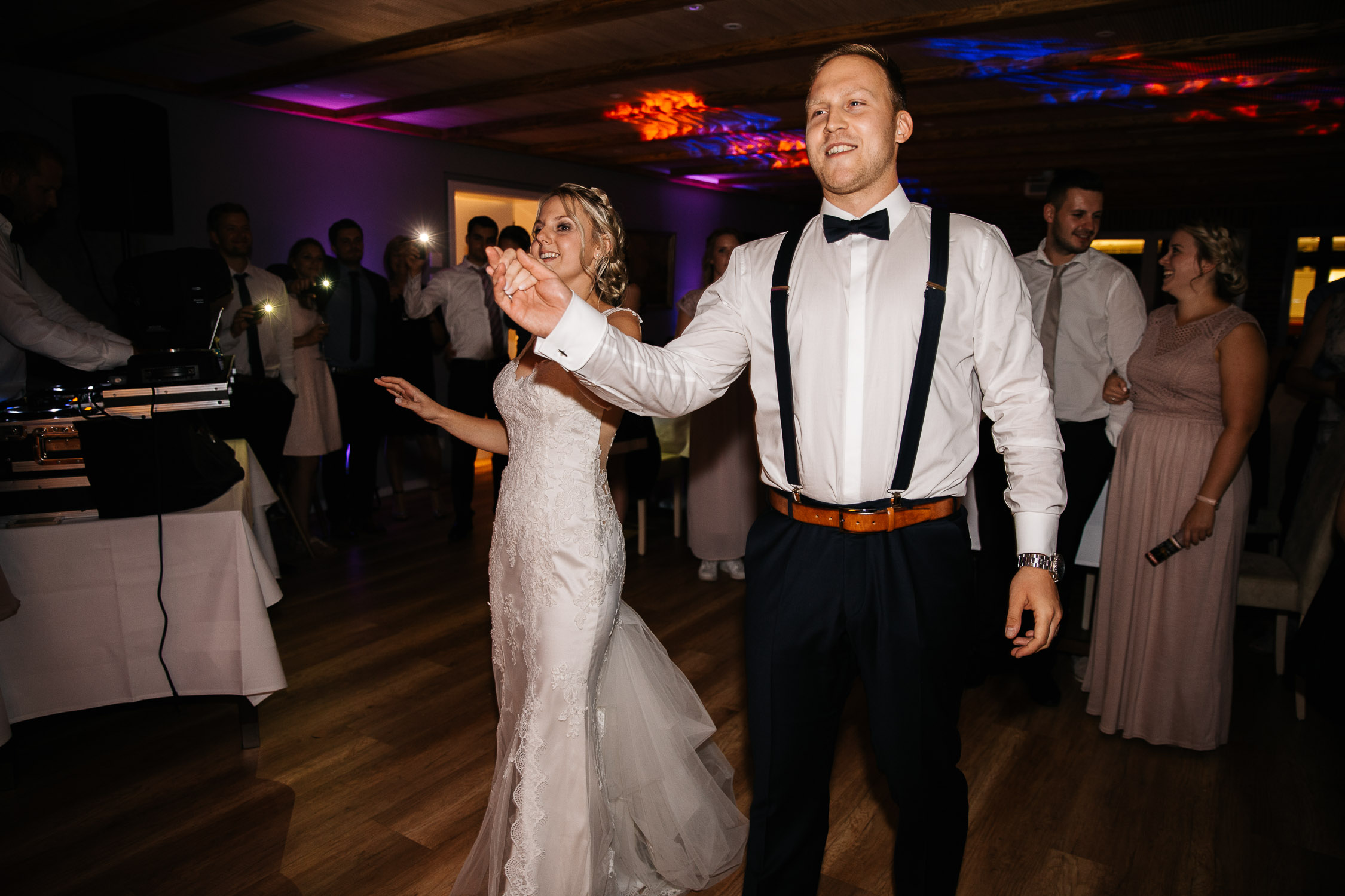 Nina-Buschenhofen-Reportage-Hochzeit-Hotel-Post-Wiehl-Köln-Fotografie-Scheune-Kirche-Vintage