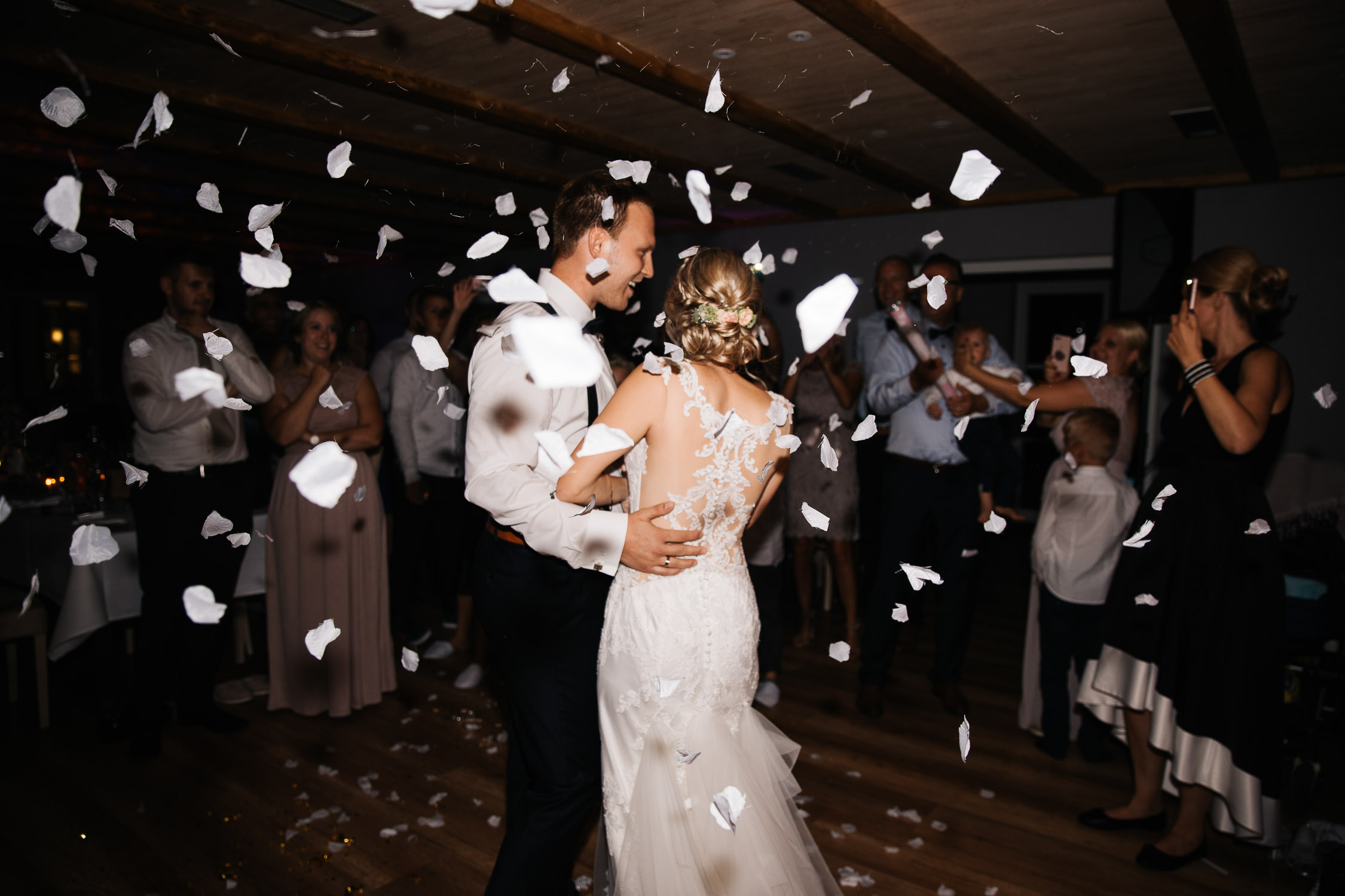 Nina-Buschenhofen-Reportage-Hochzeit-Hotel-Post-Wiehl-Köln-Fotografie-Scheune-Kirche-Vintage