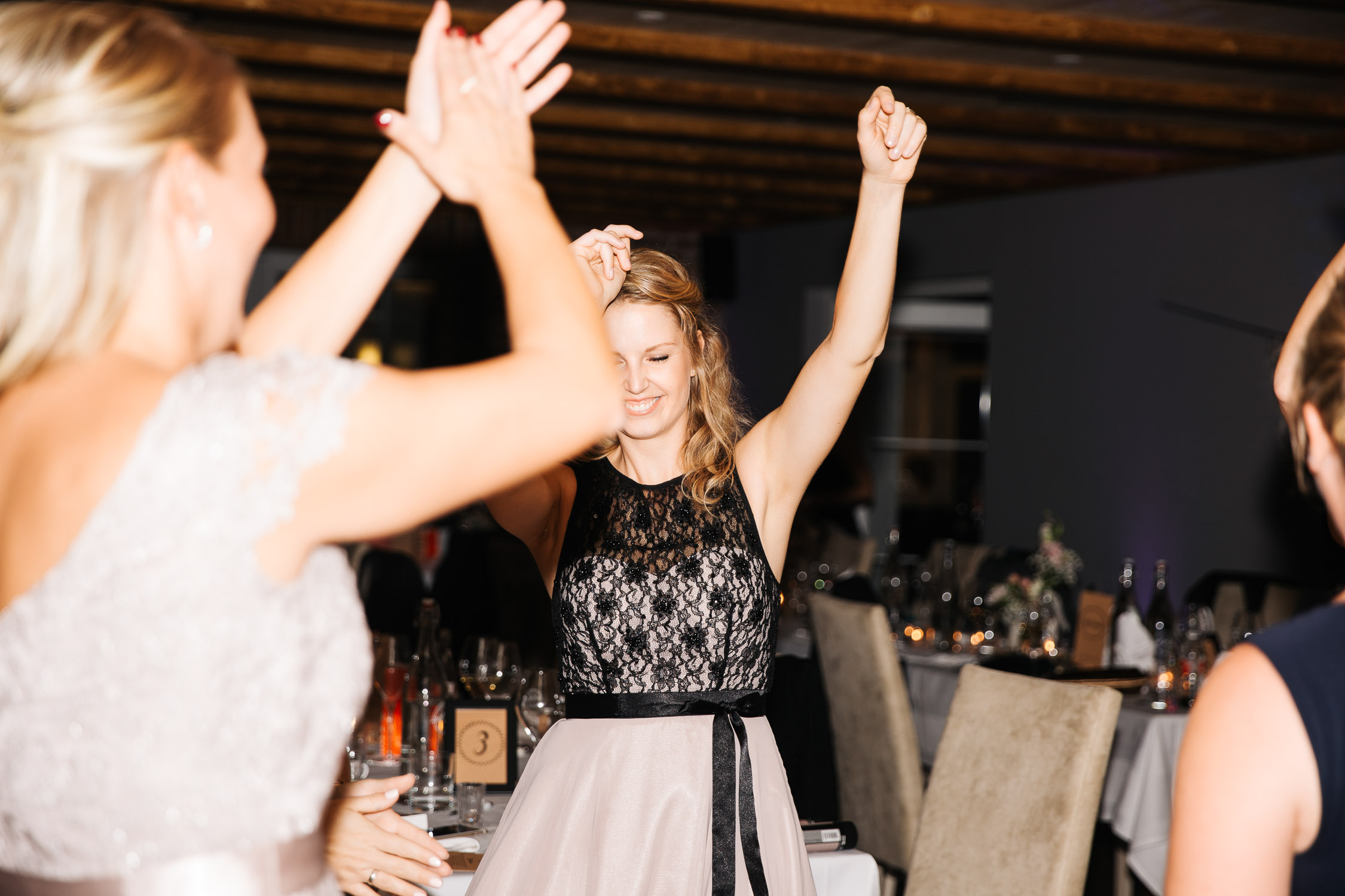 Nina-Buschenhofen-Reportage-Hochzeit-Hotel-Post-Wiehl-Köln-Fotografie-Scheune-Kirche-Vintage