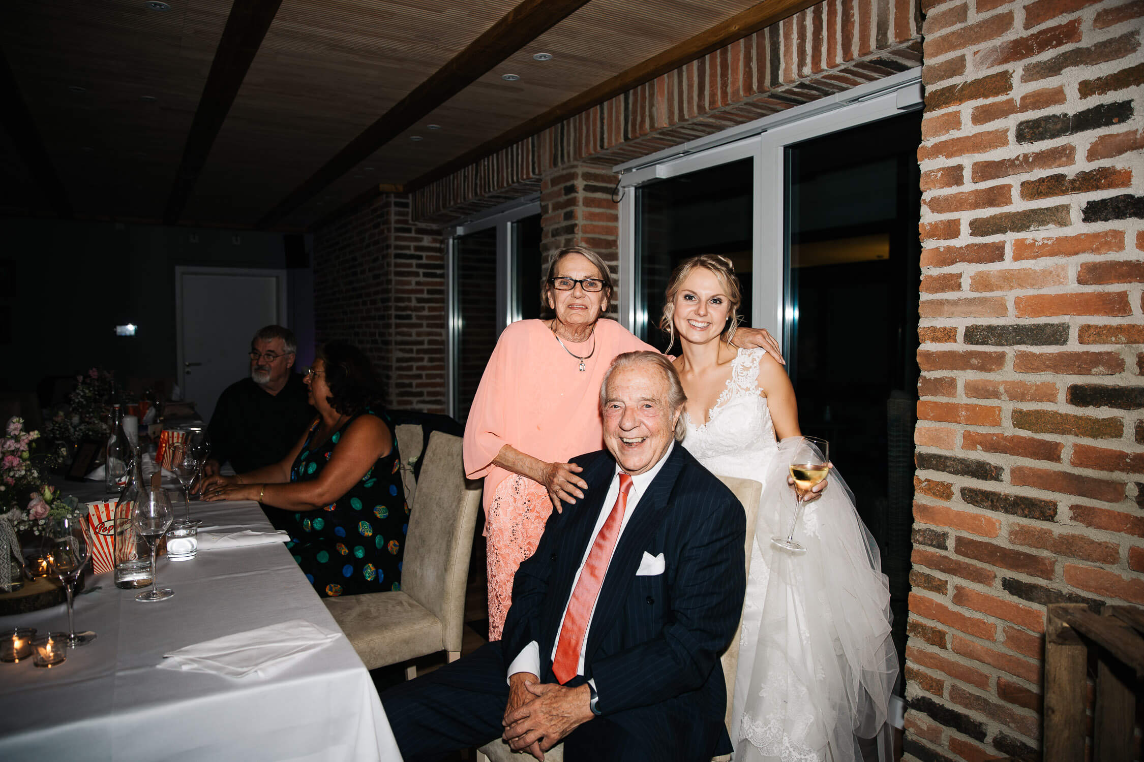 Nina-Buschenhofen-Reportage-Hochzeit-Hotel-Post-Wiehl-Köln-Fotografie-Scheune-Kirche-Vintage