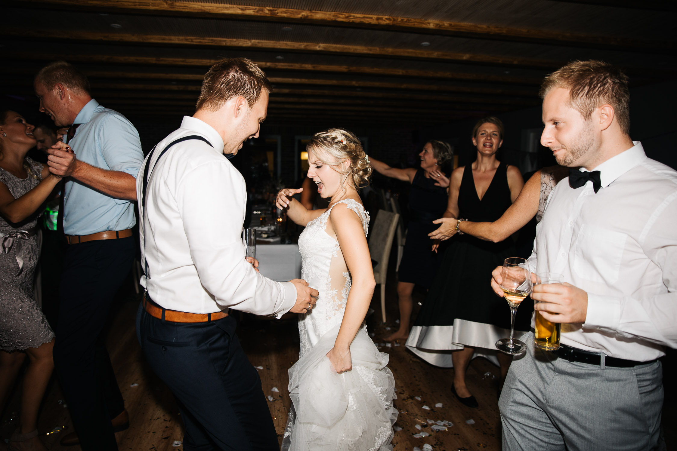 Nina-Buschenhofen-Reportage-Hochzeit-Hotel-Post-Wiehl-Köln-Fotografie-Scheune-Kirche-Vintage
