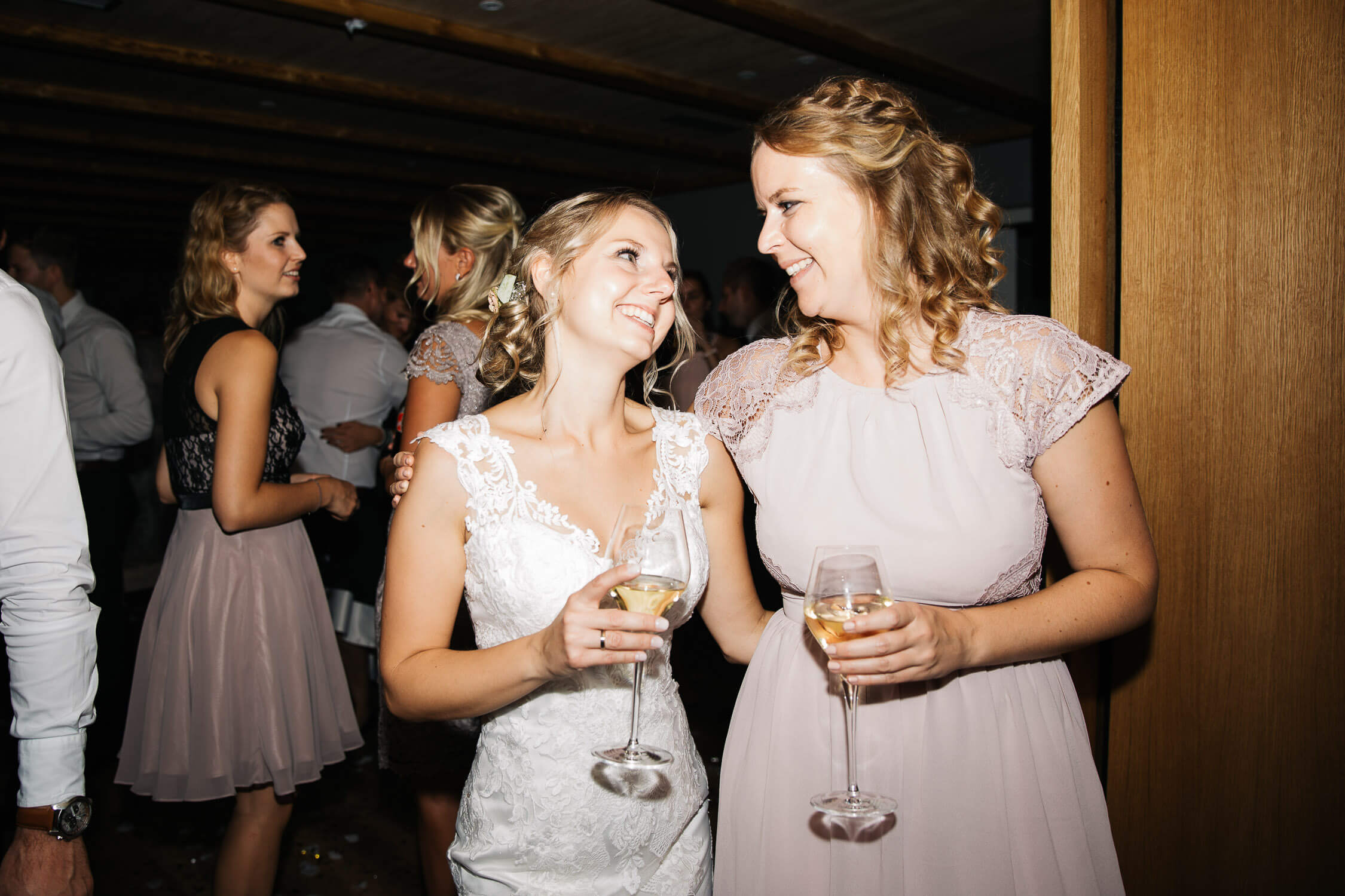 Nina-Buschenhofen-Reportage-Hochzeit-Hotel-Post-Wiehl-Köln-Fotografie-Scheune-Kirche-Vintage