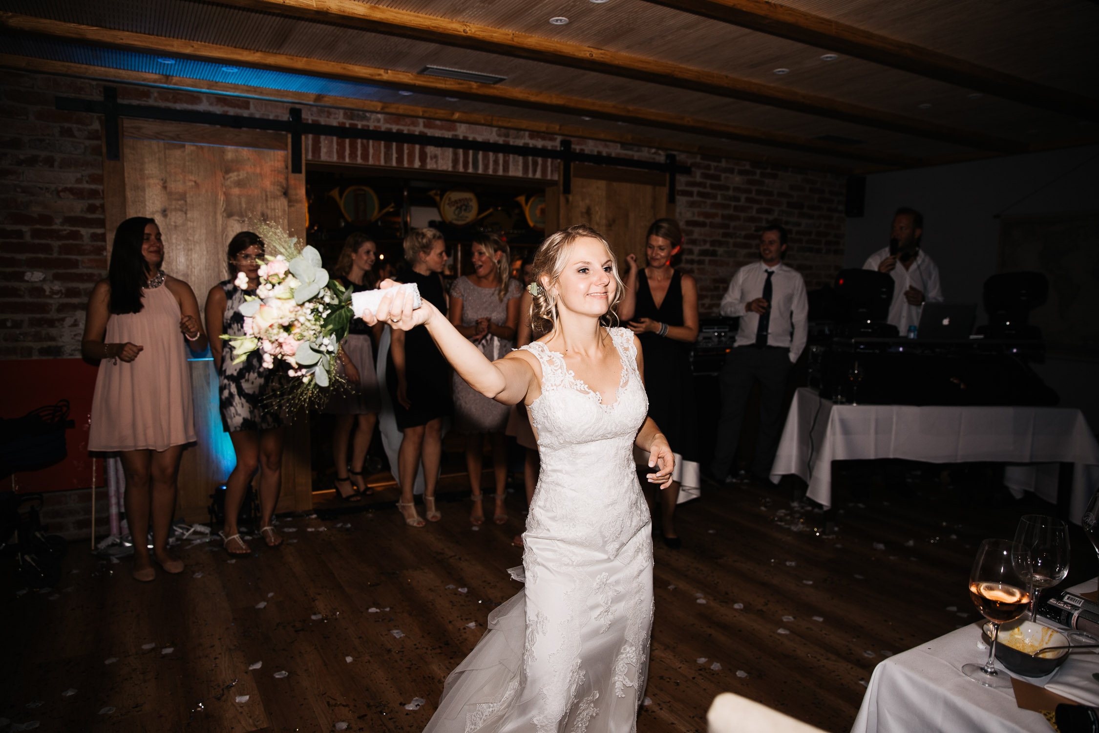 Nina-Buschenhofen-Reportage-Hochzeit-Hotel-Post-Wiehl-Köln-Fotografie-Scheune-Kirche-Vintage