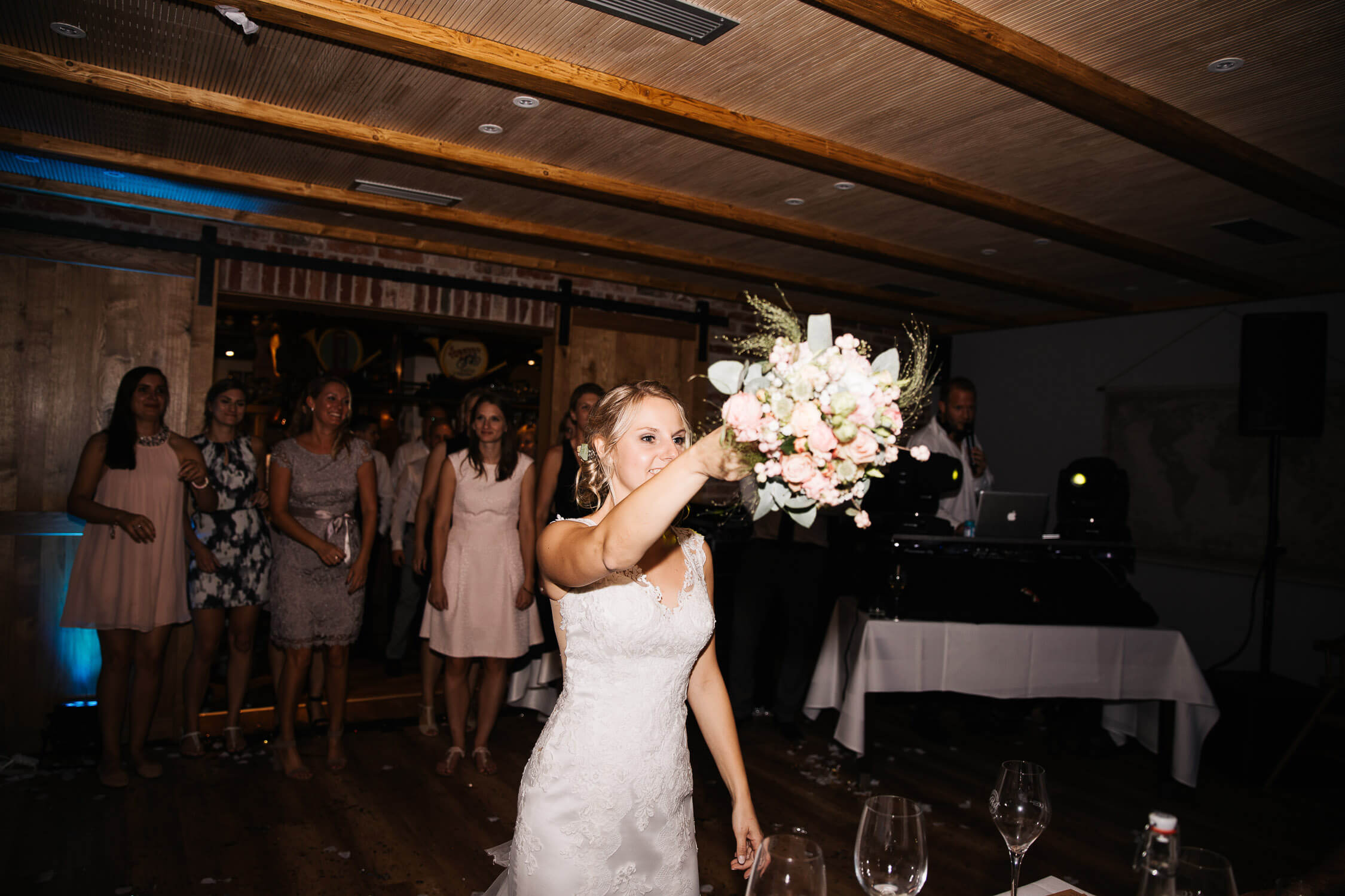 Nina-Buschenhofen-Reportage-Hochzeit-Hotel-Post-Wiehl-Köln-Fotografie-Scheune-Kirche-Vintage