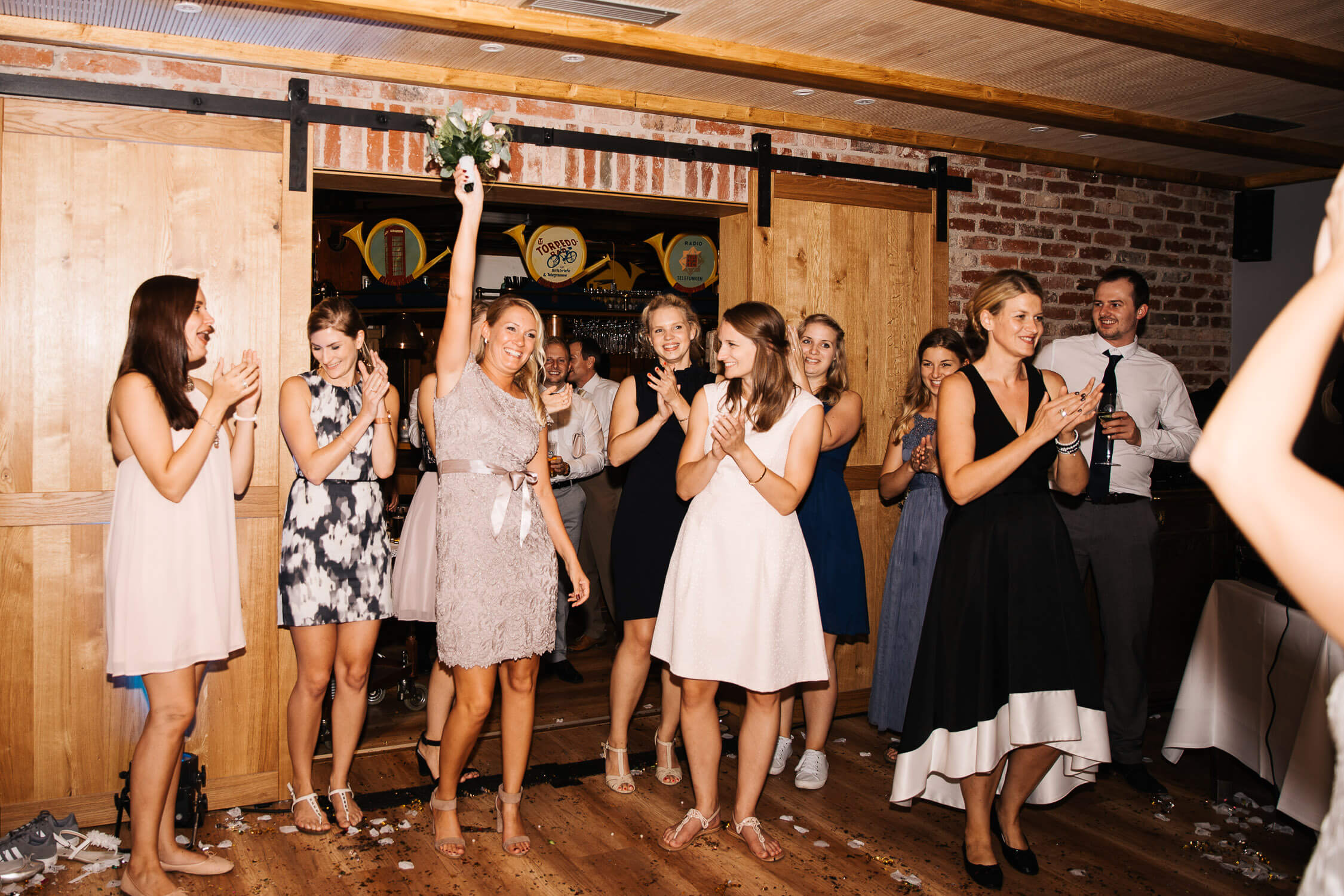 Nina-Buschenhofen-Reportage-Hochzeit-Hotel-Post-Wiehl-Köln-Fotografie-Scheune-Kirche-Vintage