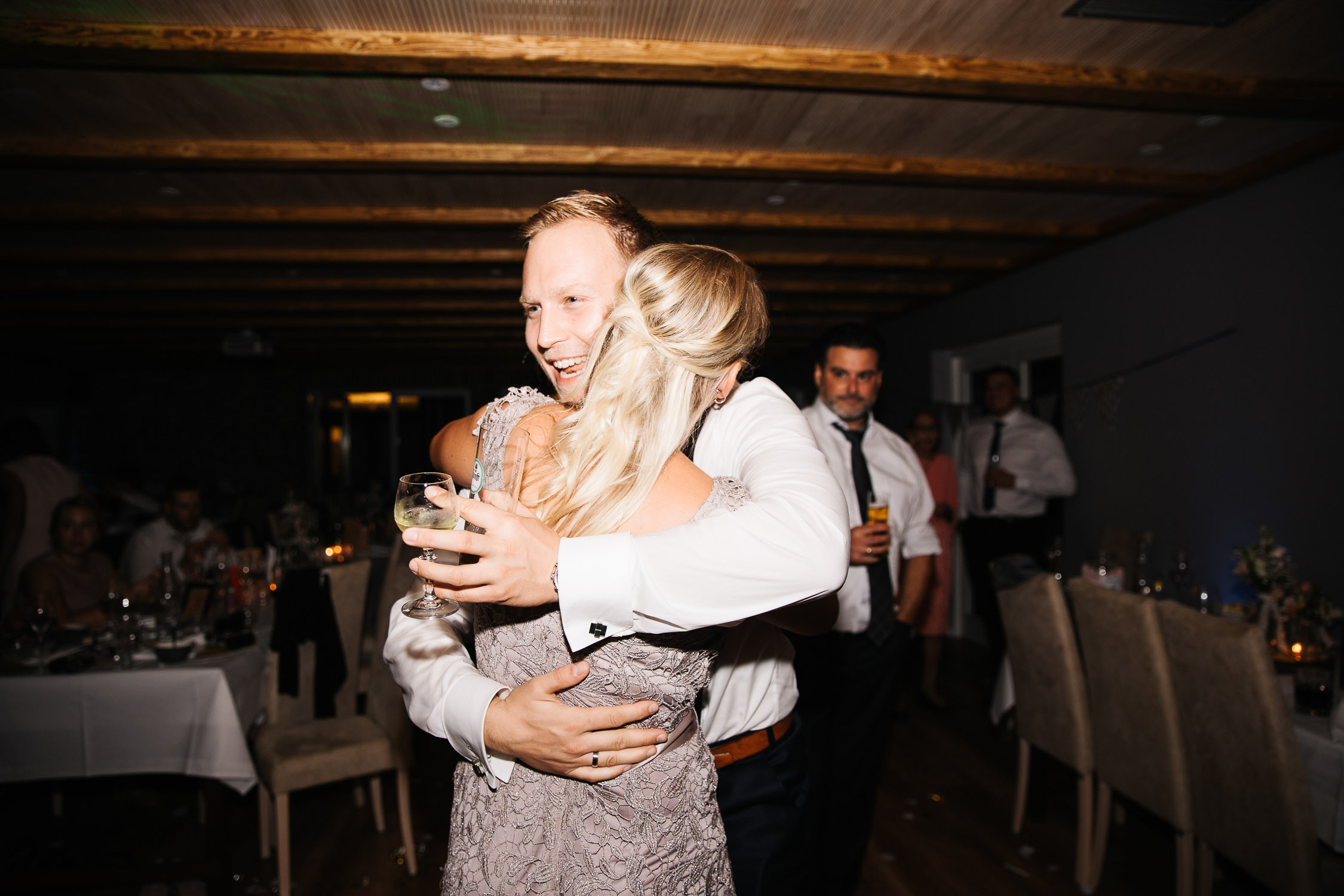 Nina-Buschenhofen-Reportage-Hochzeit-Hotel-Post-Wiehl-Köln-Fotografie-Scheune-Kirche-Vintage