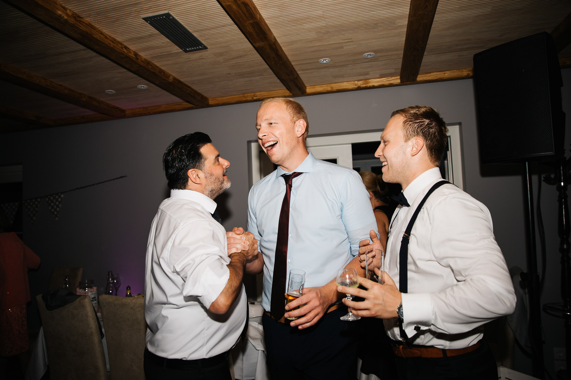 Nina-Buschenhofen-Reportage-Hochzeit-Hotel-Post-Wiehl-Köln-Fotografie-Scheune-Kirche-Vintage