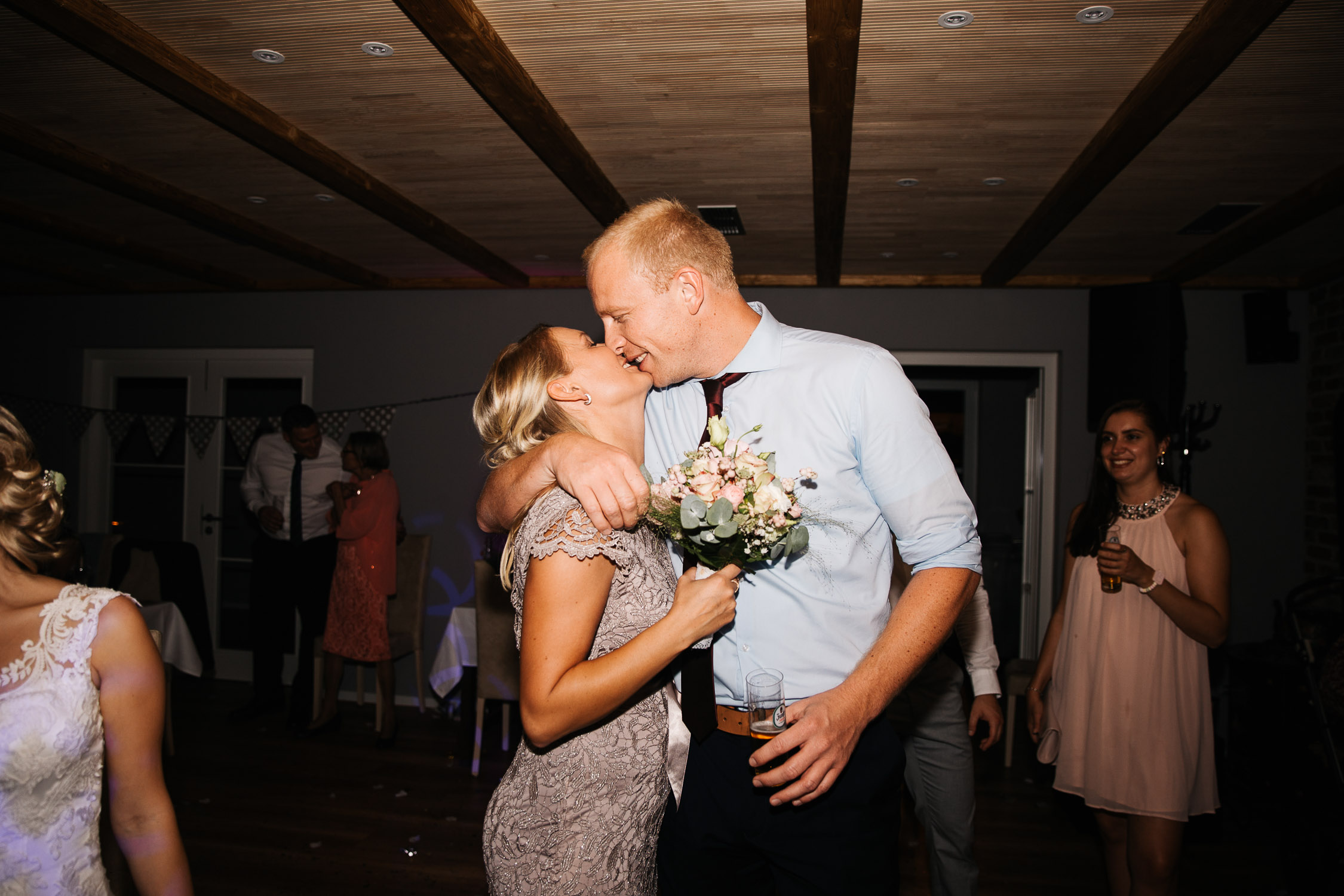Nina-Buschenhofen-Reportage-Hochzeit-Hotel-Post-Wiehl-Köln-Fotografie-Scheune-Kirche-Vintage