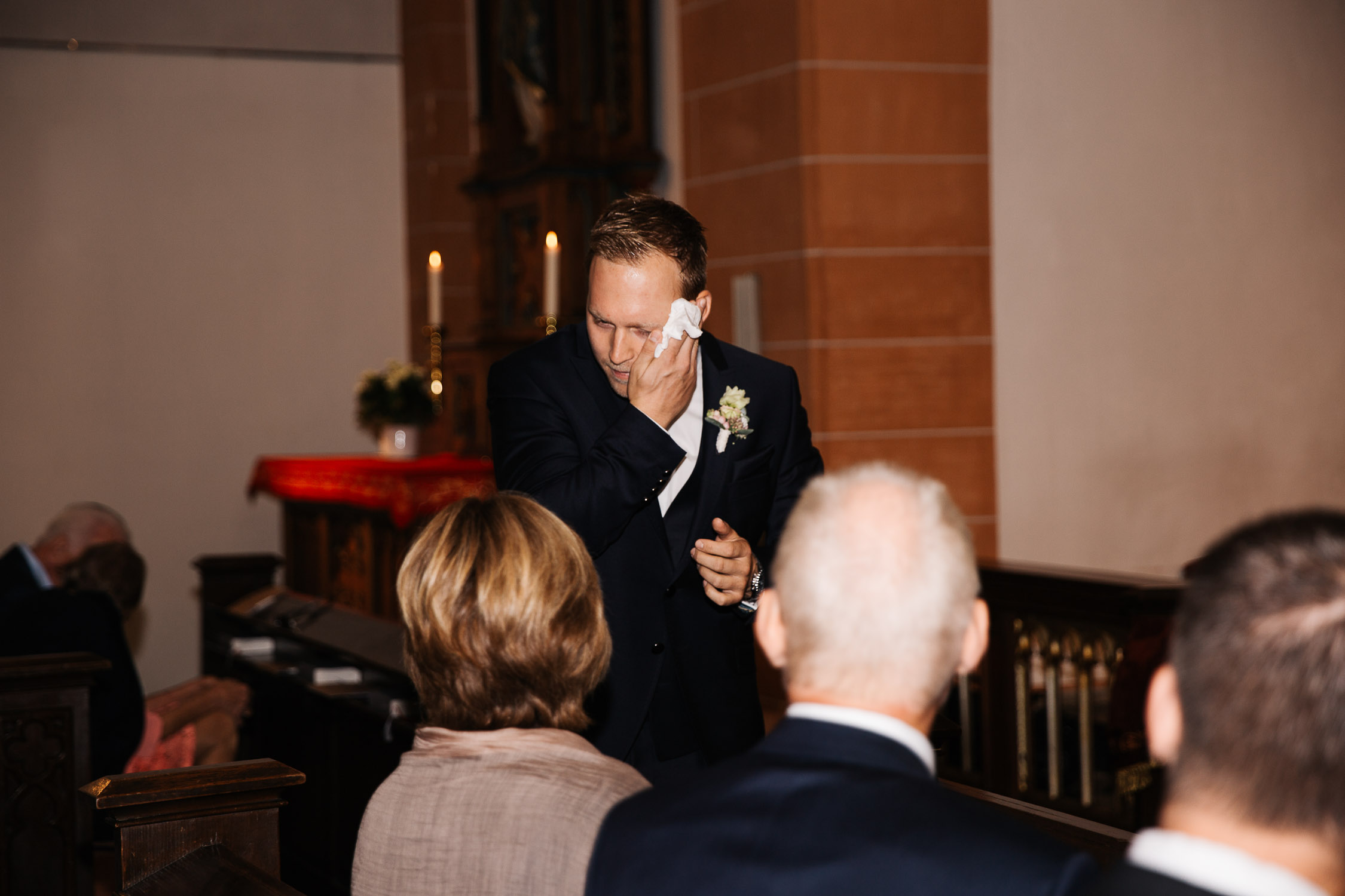 Nina-Buschenhofen-Reportage-Hochzeit-Hotel-Post-Wiehl-Köln-Fotografie-Scheune-Kirche-Vintage