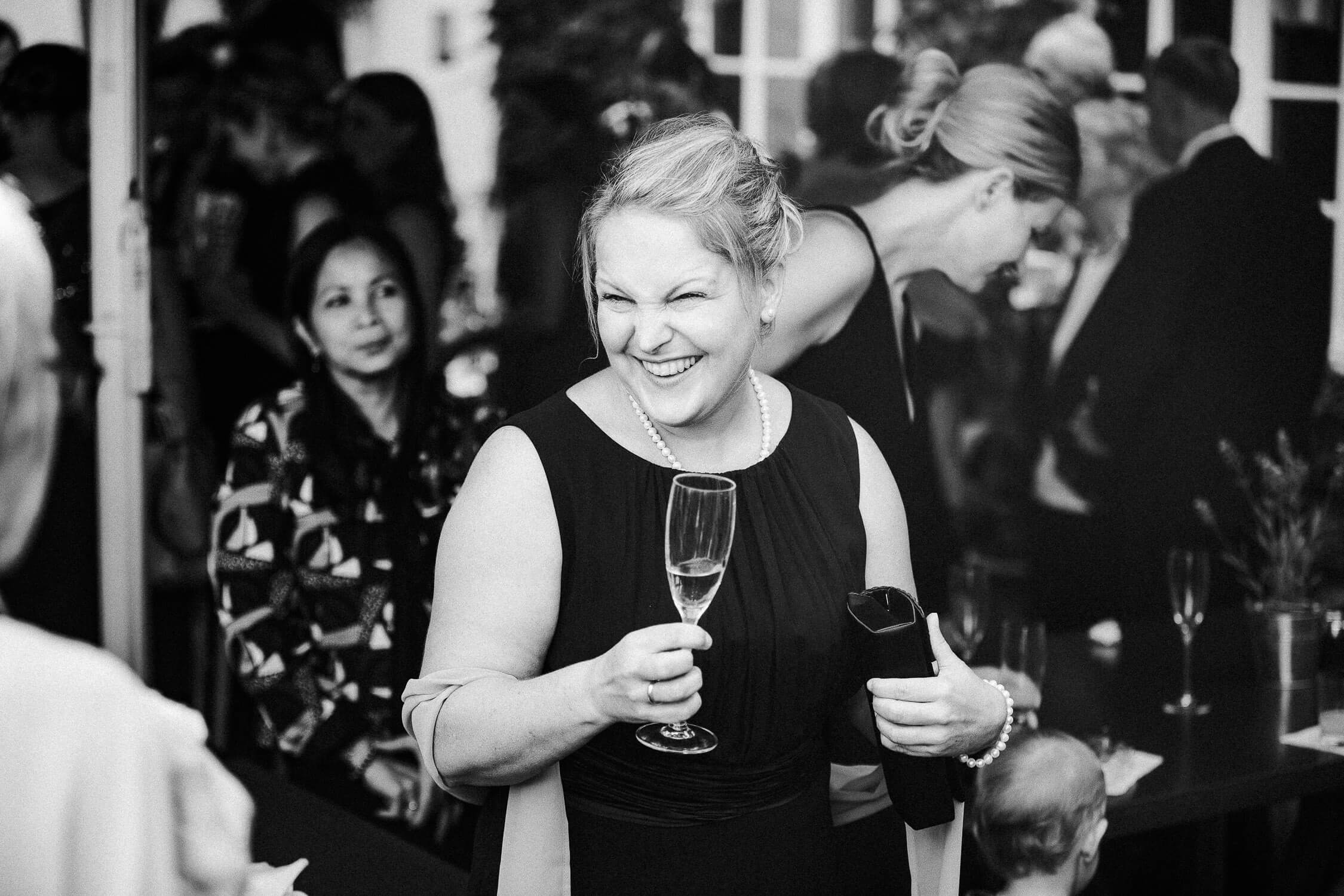 Nina-Buschenhofen-Reportage-Hochzeit-Hotel-Post-Wiehl-Köln-Fotografie-Scheune-Kirche-Vintage