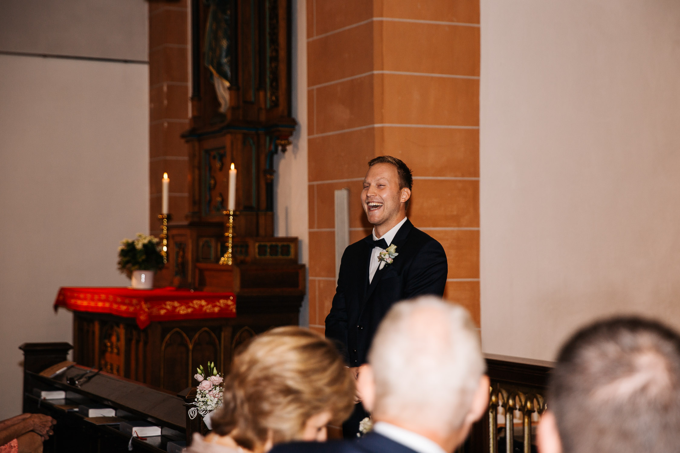 Nina-Buschenhofen-Reportage-Hochzeit-Hotel-Post-Wiehl-Köln-Fotografie-Scheune-Kirche-Vintage