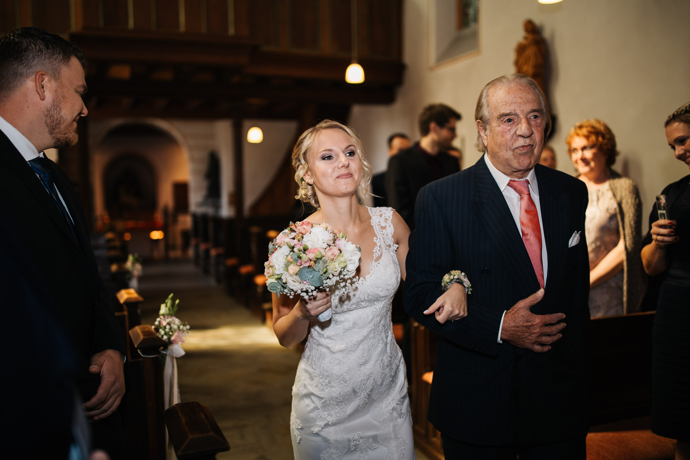 Nina-Buschenhofen-Reportage-Hochzeit-Hotel-Post-Wiehl-Köln-Fotografie-Scheune-Kirche-Vintage