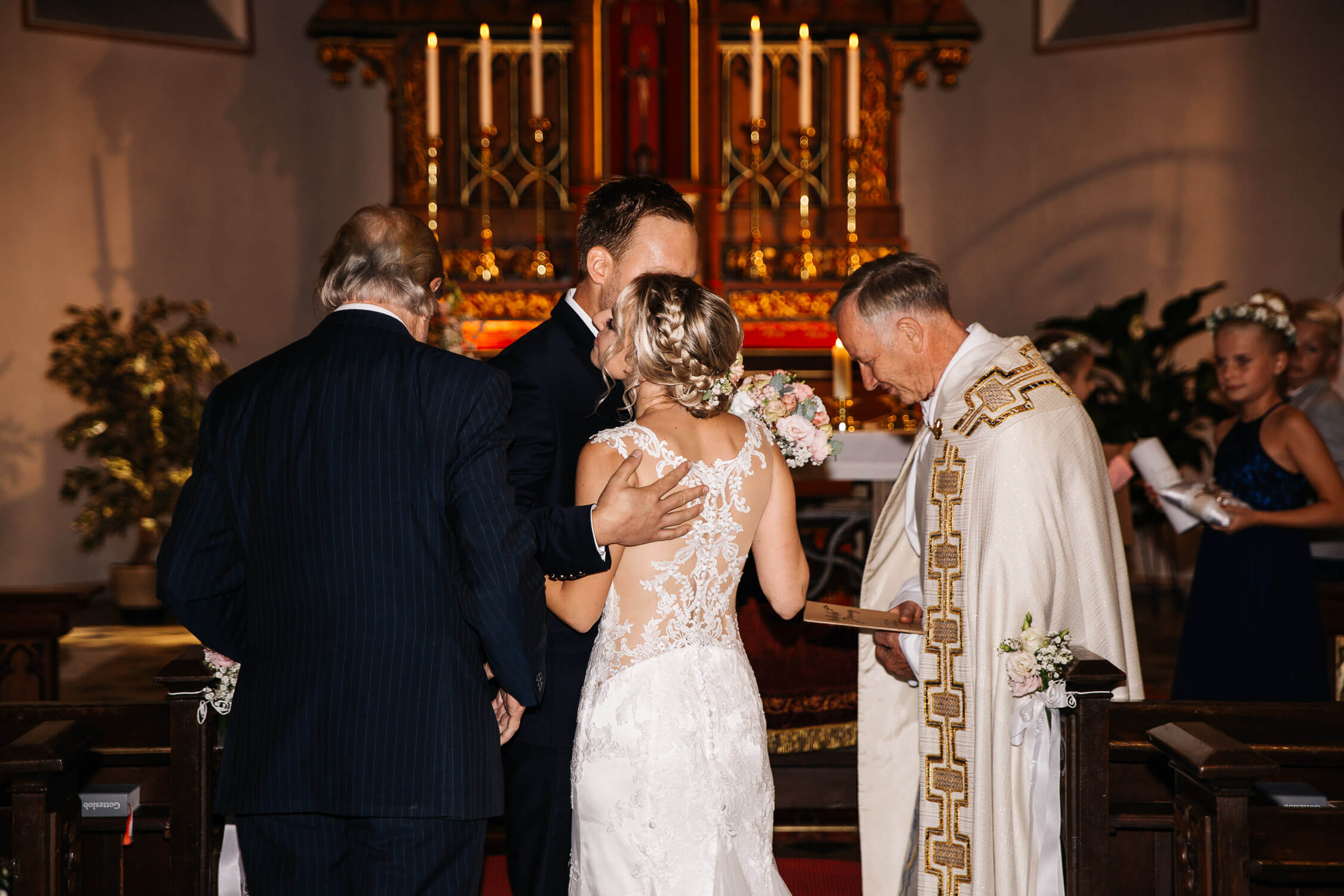 Nina-Buschenhofen-Reportage-Hochzeit-Hotel-Post-Wiehl-Köln-Fotografie-Scheune-Kirche-Vintage