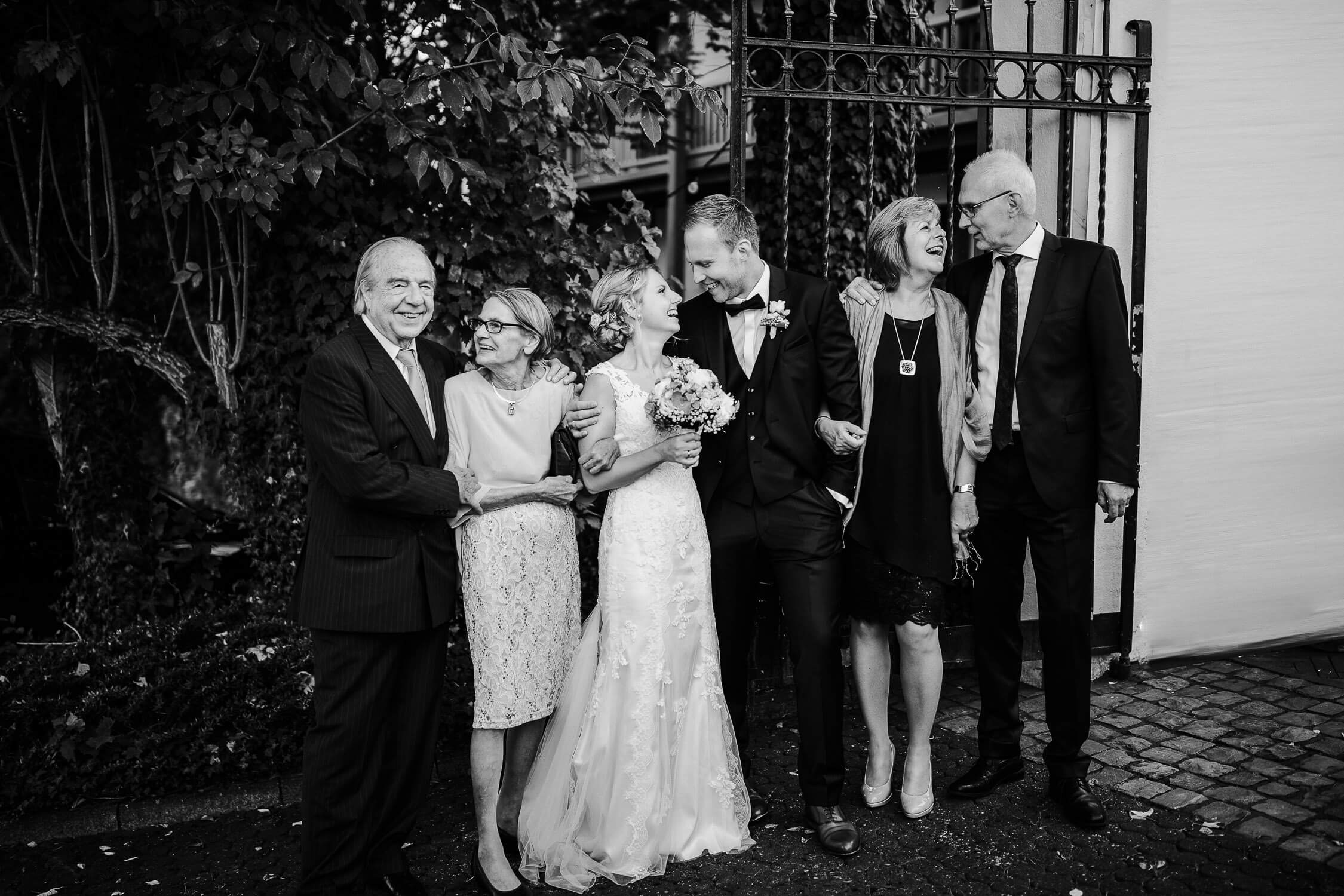 Nina-Buschenhofen-Reportage-Hochzeit-Hotel-Post-Wiehl-Köln-Fotografie-Scheune-Kirche-Vintage