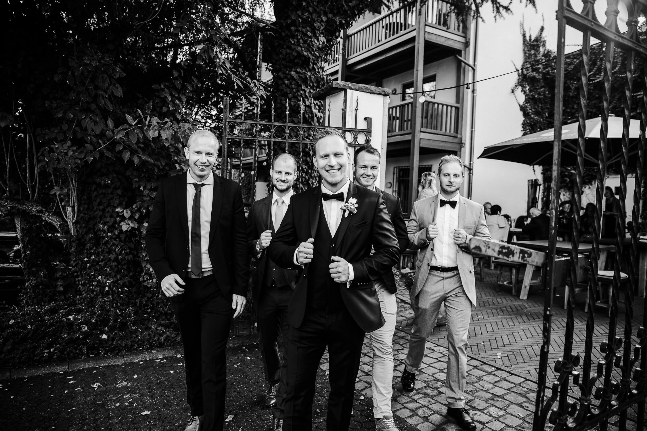 Nina-Buschenhofen-Reportage-Hochzeit-Hotel-Post-Wiehl-Köln-Fotografie-Scheune-Kirche-Vintage
