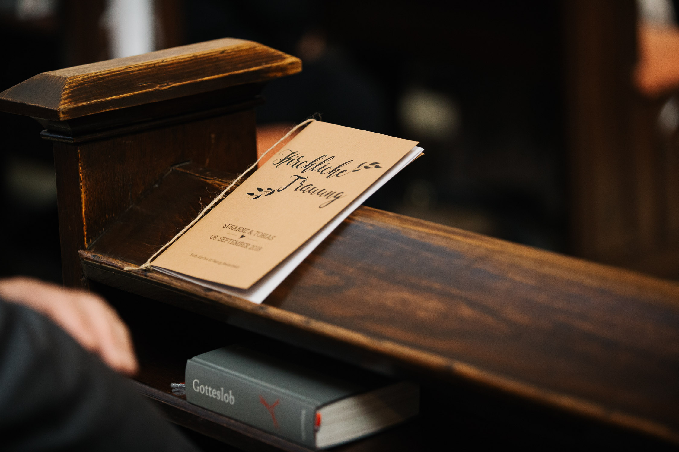 Nina-Buschenhofen-Reportage-Hochzeit-Hotel-Post-Wiehl-Köln-Fotografie-Scheune-Kirche-Vintage